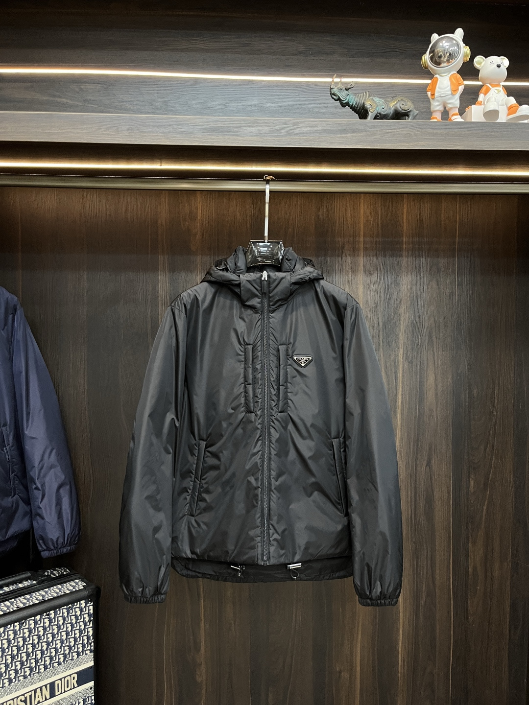 NO:528703,The latest fashion designer down jacket Prada 2025 is a hooded down jacket, a metal triangle LOGO down jacket on the chest, a detachable hat, 90# white duck down filling, and the details show the craftsmanship is sufficient. The design changes of high-end structural tailoring are displayed to show the diverse image changes of men, slim and neat, tailoring, meet the popular multi-layered outfits nowadays, versatile styles of life. Color black blue. Number of M-XXXL H2025 new models are released,,prada,prada,jackets & coats,down jacket,hats,alexander wang19860909主推羽绒 Prada 2025最新款时尚设计师款羽绒外套普拉达连帽羽绒服,胸前金属三角LOGO羽绒服,帽可拆,90#白鸭绒填充,处处细节显工艺足够的高级结构性剪裁的设计改变来展现男士多样的形象变化,修身利落、剪裁合体,满足时下正流行的多层次穿搭,生活百搭款式 颜色黑色 蓝色 码数M-XXXL H2025新款首发,,prada,prada,jackets & coats,down jacket,hats,alexander wang,Men's clothing