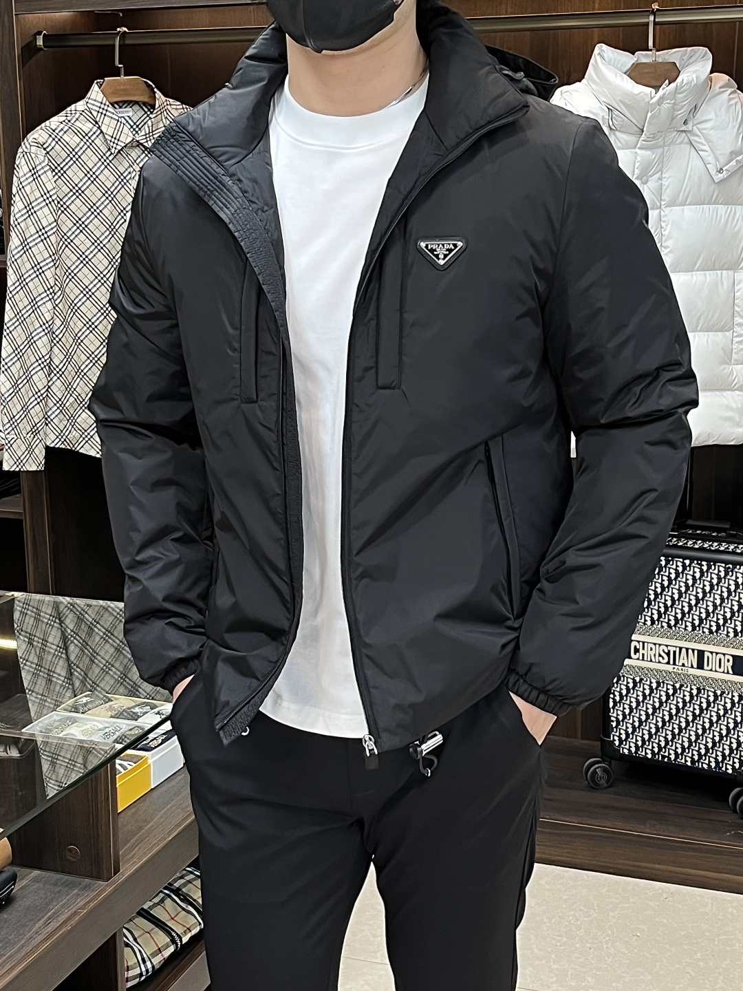 NO:530812,The latest fashion designer down jacket Prada 2025 is a hooded down jacket, a metal triangle LOGO down jacket on the chest, a detachable hat, 90# white duck down filling, and the details show the craftsmanship is sufficient. The design changes of high-end structural tailoring are displayed to show the diverse image changes of men, slim and neat, tailoring, meet the popular multi-layered outfits nowadays, versatile styles of life. Color black blue. Number of M-XXXL H2025 new models are released,,prada,prada,jackets & coats,down jacket,hats,alexander wang19860909主推羽绒 Prada 2025最新款时尚设计师款羽绒外套普拉达连帽羽绒服,胸前金属三角LOGO羽绒服,帽可拆,90#白鸭绒填充,处处细节显工艺足够的高级结构性剪裁的设计改变来展现男士多样的形象变化,修身利落、剪裁合体,满足时下正流行的多层次穿搭,生活百搭款式 颜色黑色 蓝色 码数M-XXXL H2025新款首发,,prada,prada,jackets & coats,down jacket,hats,alexander wang,Men's clothing