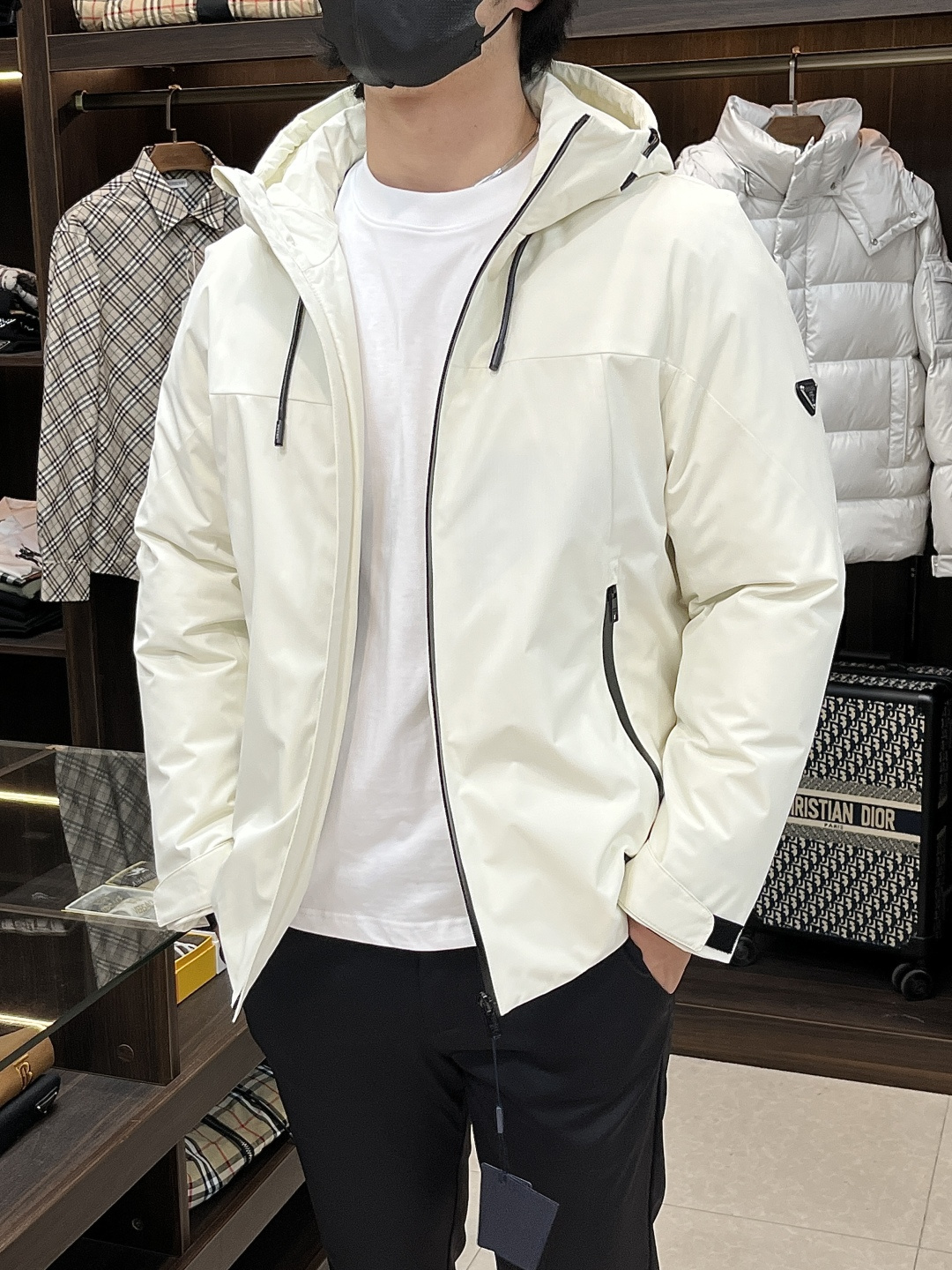 NO:530813,The latest fashion designer down jacket Prada 2025 is a hooded down jacket, upper arm metal triangle LOGO down jacket, 90# white duck down filling, details are displayed everywhere, the design changes of high-level structural tailoring are enough to show the diverse image changes of men, slim and neat, tailoring is integrated, meet the popular multi-layered outfits nowadays, versatile styles of life, color black beige number M-XXXL H2025 new model first release,,prada,prada,jackets & coats,down jacket,hats,alexander wang19860909主推羽绒 Prada 2025最新款时尚设计师款羽绒外套普拉达连帽羽绒服,上臂金属三角LOGO羽绒服,90#白鸭绒填充,处处细节显工艺足够的高级结构性剪裁的设计改变来展现男士多样的形象变化,修身利落、剪裁合体,满足时下正流行的多层次穿搭,生活百搭款式 颜色黑色 米白 码数M-XXXL H2025新款首发,,prada,prada,jackets & coats,down jacket,hats,alexander wang,Men's clothing