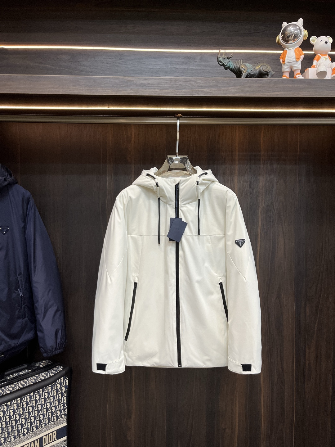 NO:531842,The latest fashion designer down jacket Prada hooded down jacket, upper arm metal triangle LOGO down jacket, 90# white duck down filling, details are displayed everywhere, high-level structural tailoring design changes are sufficient to show the diverse image changes of men, slim and neat, tailoring, meet the popular multi-layered outfits nowadays, versatile styles of life, color black beige number M-XXXL H new first release,,prada,prada,jackets & coats,down jacket,hats,alexander wang19860909主推羽绒 Prada 最新款时尚设计师款羽绒外套普拉达连帽羽绒服,上臂金属三角LOGO羽绒服,90#白鸭绒填充,处处细节显工艺足够的高级结构性剪裁的设计改变来展现男士多样的形象变化,修身利落、剪裁合体,满足时下正流行的多层次穿搭,生活百搭款式 颜色黑色 米白 码数M-XXXL H新款首发,,prada,prada,jackets & coats,down jacket,hats,alexander wang,Men's clothing