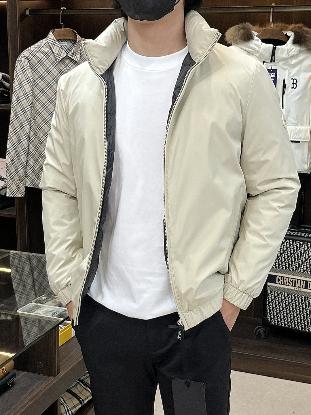 NO:530776,The latest fashion designer down jacket 2025 is a 2025 model. The most popular down jacket with a cross-mouth stand-alone down jacket, a hot autumn and winter light luxury down jacket, 90# white duck down filling, the details show the high-level structural tailoring design changes everywhere to show the diverse image changes of men, slim and neat, tailoring, meet the popular multi-layered outfits nowadays, versatile styles of life, color black beige number M-XXXL H2025 new model debut, Moncler, jackets & coats, down jacket, alexander wang19860909主推羽绒 Moncler 2025最新款时尚设计师款羽绒外套蒙口立领羽绒服,秋冬爆款轻奢羽绒服,90#白鸭绒填充,处处细节显工艺足够的高级结构性剪裁的设计改变来展现男士多样的形象变化,修身利落、剪裁合体,满足时下正流行的多层次穿搭,生活百搭款式 颜色黑色 米白 码数M-XXXL H2025新款首发,,Moncler,jackets & coats,down jacket,alexander wang,Men's clothing