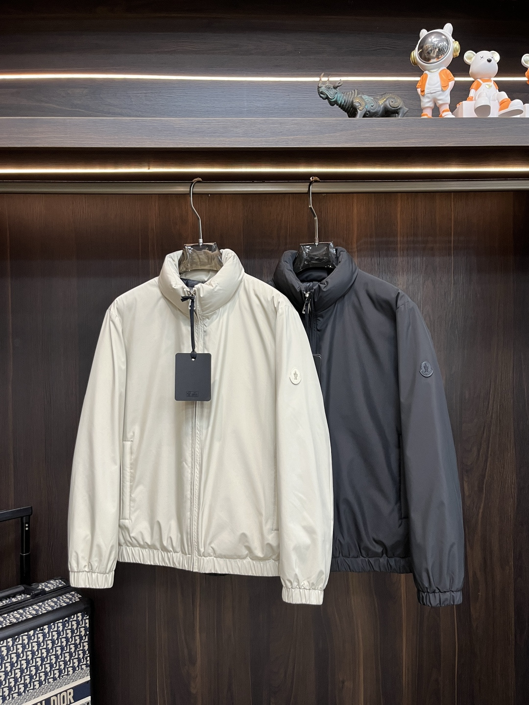 NO:531841,The latest fashion designer down jacket, the down jacket, the popular light luxury down jacket in autumn and winter, 90# white duck down filling, the detailed craftsmanship is sufficiently advanced structural tailoring design changes to show the diverse image changes of men, slim and neat, tailoring, meet the popular multi-layered outfits nowadays, versatile styles of life, color black beige, code number M-XXXL H, new first release, Moncler, jackets & coats, down jacket, alexander wang19860909主推羽绒 Moncler 最新款时尚设计师款羽绒外套蒙口立领羽绒服,秋冬爆款轻奢羽绒服,90#白鸭绒填充,处处细节显工艺足够的高级结构性剪裁的设计改变来展现男士多样的形象变化,修身利落、剪裁合体,满足时下正流行的多层次穿搭,生活百搭款式 颜色黑色 米白 码数M-XXXL H新款首发,,Moncler,jackets & coats,down jacket,alexander wang,Men's clothing