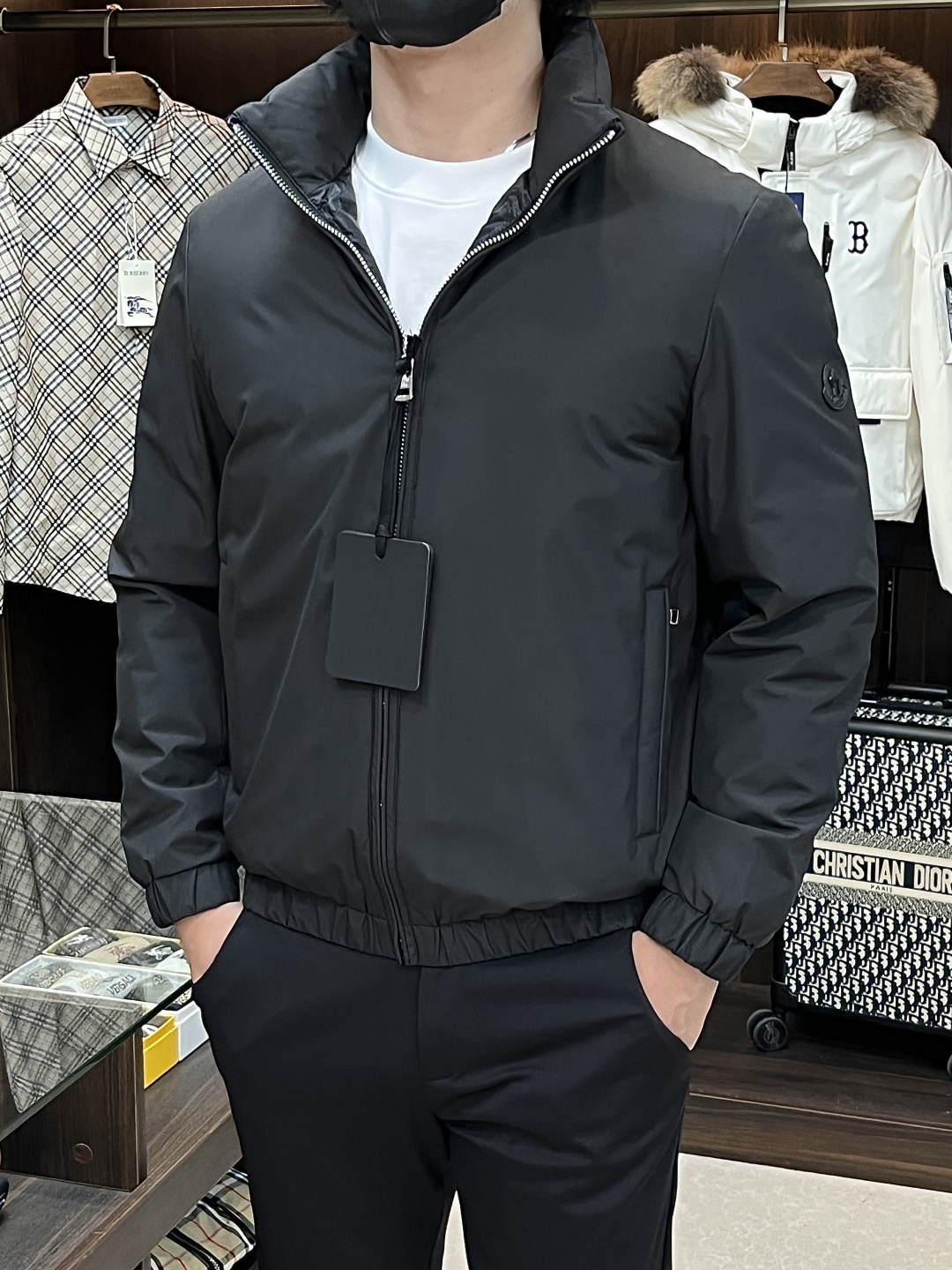 NO:531956,The latest fashion designer down jacket, the down jacket, the popular light luxury down jacket in autumn and winter, 90# white duck down filling, the detailed craftsmanship is sufficiently advanced structural tailoring design changes to show the diverse image changes of men, slim and neat, tailoring, meet the popular multi-layered outfits nowadays, versatile styles of life, color black beige, code number M-XXXL H, new first release, Moncler, jackets & coats, down jacket, alexander wang19860909主推羽绒 Moncler 最新款时尚设计师款羽绒外套蒙口立领羽绒服,秋冬爆款轻奢羽绒服,90#白鸭绒填充,处处细节显工艺足够的高级结构性剪裁的设计改变来展现男士多样的形象变化,修身利落、剪裁合体,满足时下正流行的多层次穿搭,生活百搭款式 颜色黑色 米白 码数M-XXXL H新款首发,,Moncler,jackets & coats,down jacket,alexander wang,Men's clothing