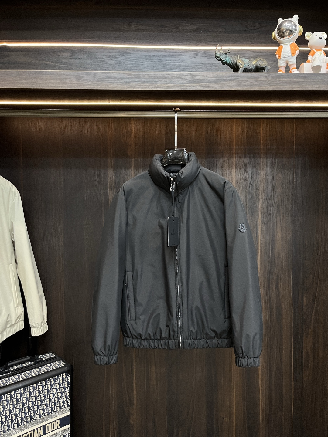 NO:547767,The latest fashion designer down jacket 2025 is a 2025 model. The most popular down jacket with a cross-mouth stand-alone down jacket, a hot autumn and winter light luxury down jacket, 90# white duck down filling, the details show the high-level structural tailoring design changes everywhere to show the diverse image changes of men, slim and neat, tailoring, meet the popular multi-layered outfits nowadays, versatile styles of life, color black beige number M-XXXL H2025 new model debut, Moncler, jackets & coats, down jacket, alexander wang19860909主推羽绒 Moncler 2025最新款时尚设计师款羽绒外套蒙口立领羽绒服,秋冬爆款轻奢羽绒服,90#白鸭绒填充,处处细节显工艺足够的高级结构性剪裁的设计改变来展现男士多样的形象变化,修身利落、剪裁合体,满足时下正流行的多层次穿搭,生活百搭款式 颜色黑色 米白 码数M-XXXL H2025新款首发,,Moncler,jackets & coats,down jacket,alexander wang,Men's clothing