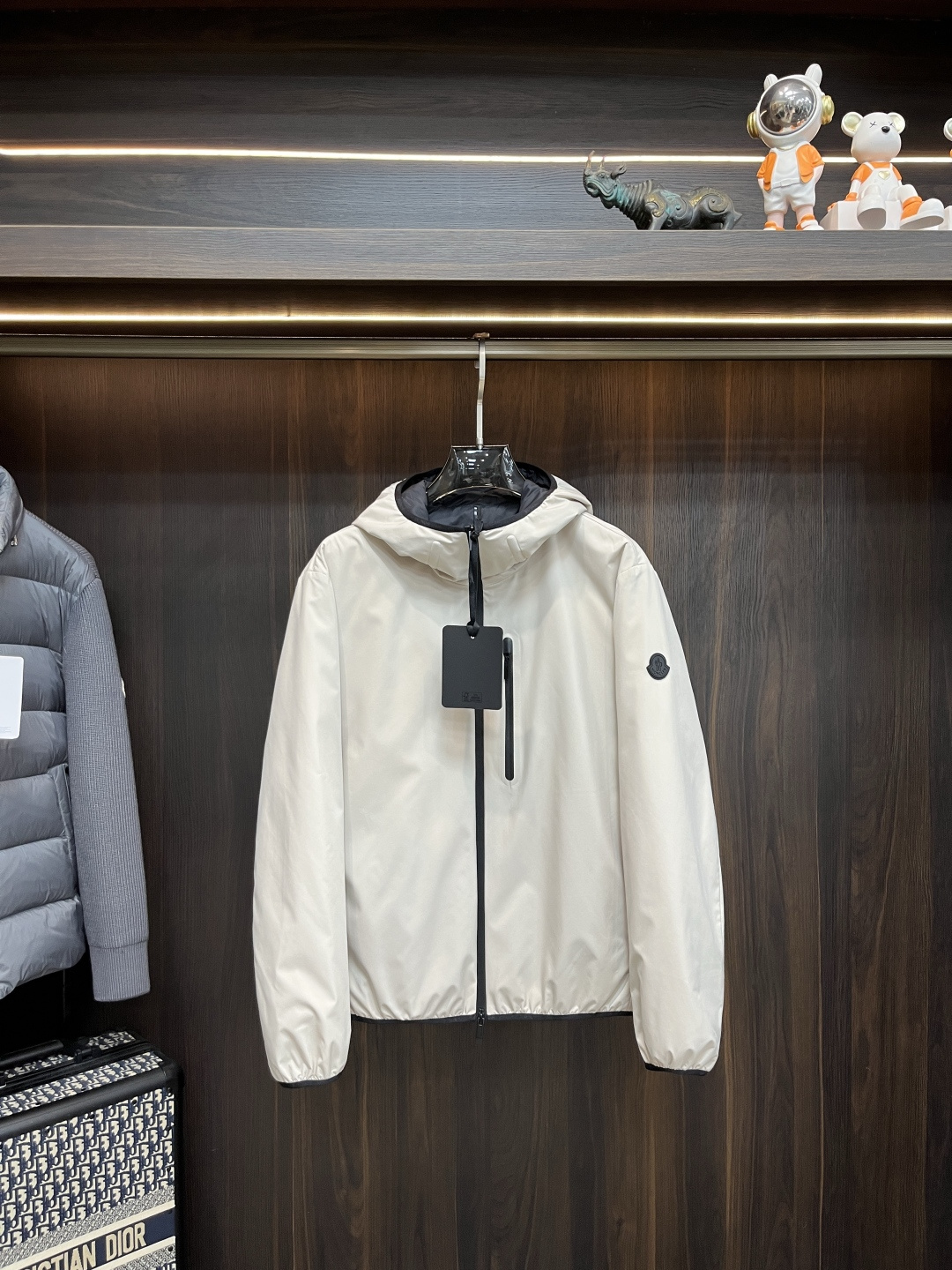 NO:547763,The latest fashion designer down jacket 2025 is a popular down jacket, a hot autumn and winter light luxury down jacket, 90# white duck down filling, the details show the high-end structural tailoring design changes to show the diverse image changes of men, slim and neat, tailoring, meet the popular multi-layered outfits nowadays, versatile styles of life, color black beige, code number M-XXXL H2025 new first release, Moncler, jackets & coats, down jacket, hats, alexander wang19860909主推羽绒 Moncler 2025最新款时尚设计师款羽绒外套蒙口连帽羽绒服,秋冬爆款轻奢羽绒服,90#白鸭绒填充,处处细节显工艺足够的高级结构性剪裁的设计改变来展现男士多样的形象变化,修身利落、剪裁合体,满足时下正流行的多层次穿搭,生活百搭款式 颜色黑色 米白 码数M-XXXL H2025新款首发,,Moncler,jackets & coats,down jacket,hats,alexander wang,Men's clothing