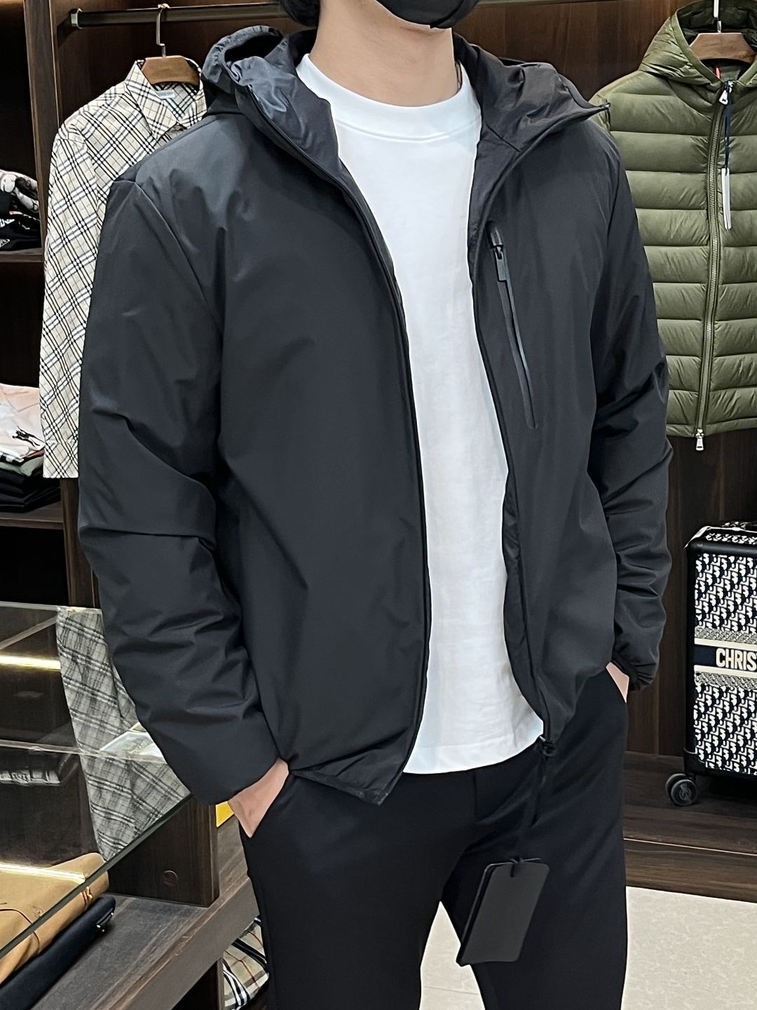 NO:531959,The latest fashion designer down jacket cover-mouthed down jacket, hot-skinned down jacket, 90# white duck down filling, detailed and detailed craftsmanship, design changes of high-end structural tailoring to show the diverse image changes of men, slim and neat, tailoring, meet the popular multi-layered outfits nowadays, versatile styles of life, color black beige, code number M-XXXL H new first release, Moncler, jackets & coats, down jacket, hats, alexander wang19860909主推羽绒 Moncler 最新款时尚设计师款羽绒外套蒙口连帽羽绒服,秋冬爆款轻奢羽绒服,90#白鸭绒填充,处处细节显工艺足够的高级结构性剪裁的设计改变来展现男士多样的形象变化,修身利落、剪裁合体,满足时下正流行的多层次穿搭,生活百搭款式 颜色黑色 米白 码数M-XXXL H新款首发,,Moncler,jackets & coats,down jacket,hats,alexander wang,Men's clothing