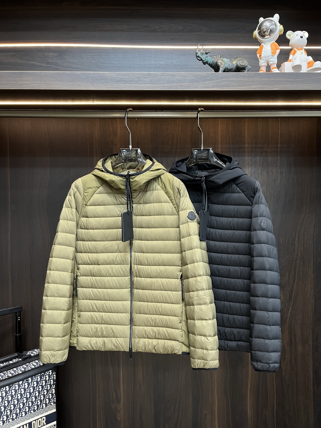 NO:547758,The latest fashion designer down jacket 2025 is a popular down jacket with a hooded down jacket, a hot autumn and winter light luxury down jacket, 90# white duck down filling, the details show the craftsmanship and the design changes of high-end structural tailoring to show the diverse image changes of men, slim and neat, tailoring, meet the popular multi-layered outfits nowadays, versatile styles of life, color black military green, code M-XXXL H2025 new model debut, Moncler, jackets & coats, down jacket, hats, alexander wang19860909主推羽绒 Moncler 2025最新款时尚设计师款羽绒外套蒙口连帽羽绒服,秋冬爆款轻奢羽绒服,90#白鸭绒填充,处处细节显工艺足够的高级结构性剪裁的设计改变来展现男士多样的形象变化,修身利落、剪裁合体,满足时下正流行的多层次穿搭,生活百搭款式 颜色黑色 军绿 码数M-XXXL H2025新款首发,,Moncler,jackets & coats,down jacket,hats,alexander wang,Men's clothing