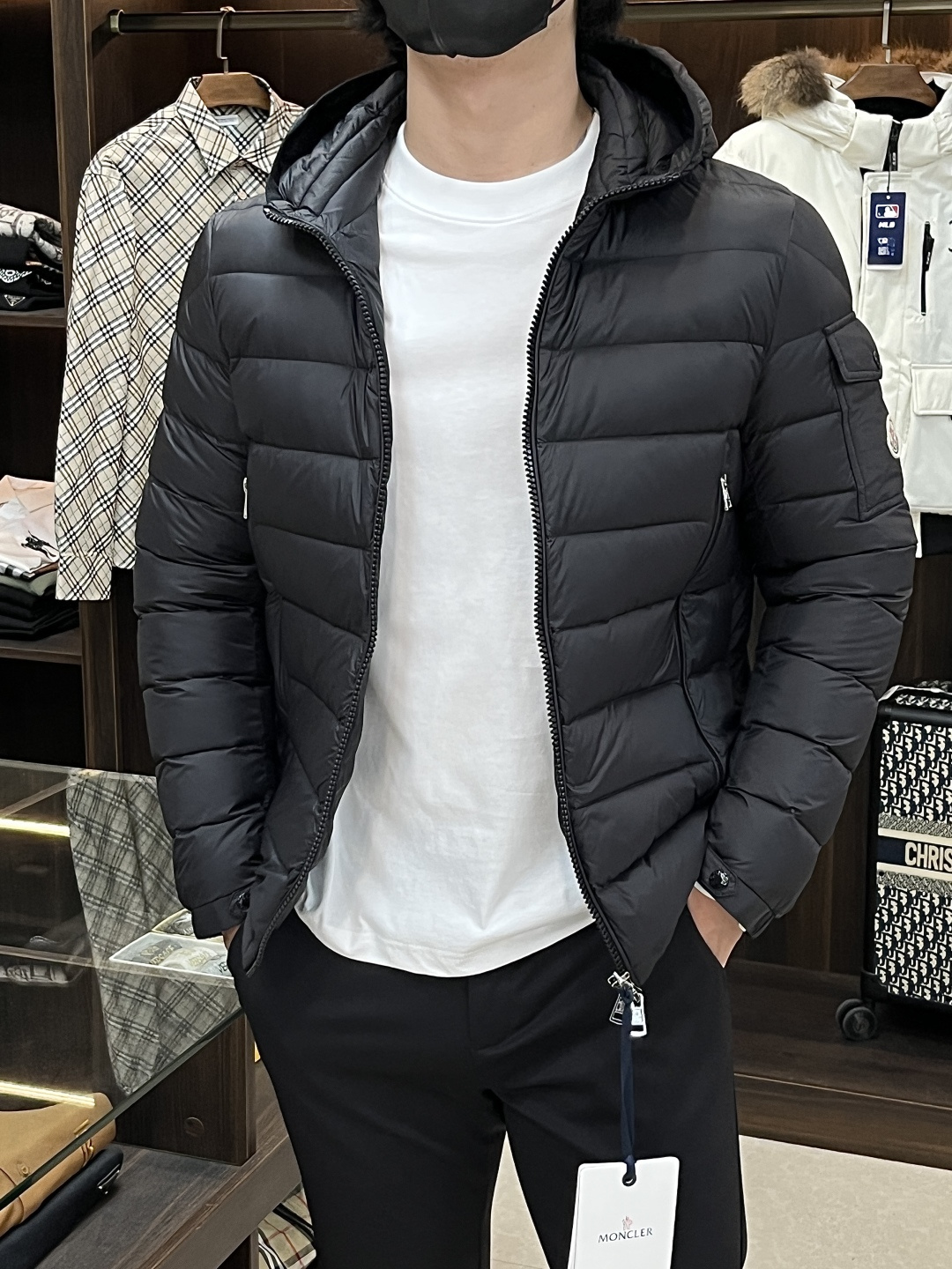 NO:531962,The latest fashion designer down jacket cover-mouthed down jacket, hot-skinned down jacket, 90# white duck down filling, detailed and detailed craftsmanship, design changes of high-end structural tailoring to show the diverse image changes of men, slim and neat, tailoring, meet the popular multi-layered outfits nowadays, versatile styles of life, color black military green, code M-XXXL H, new first release, Moncler, jackets & coats, down jacket, hats, alexander wang19860909主推羽绒 Moncler 最新款时尚设计师款羽绒外套蒙口连帽羽绒服,秋冬爆款轻奢羽绒服,90#白鸭绒填充,处处细节显工艺足够的高级结构性剪裁的设计改变来展现男士多样的形象变化,修身利落、剪裁合体,满足时下正流行的多层次穿搭,生活百搭款式 颜色黑色 军绿 码数M-XXXL H新款首发,,Moncler,jackets & coats,down jacket,hats,alexander wang,Men's clothing