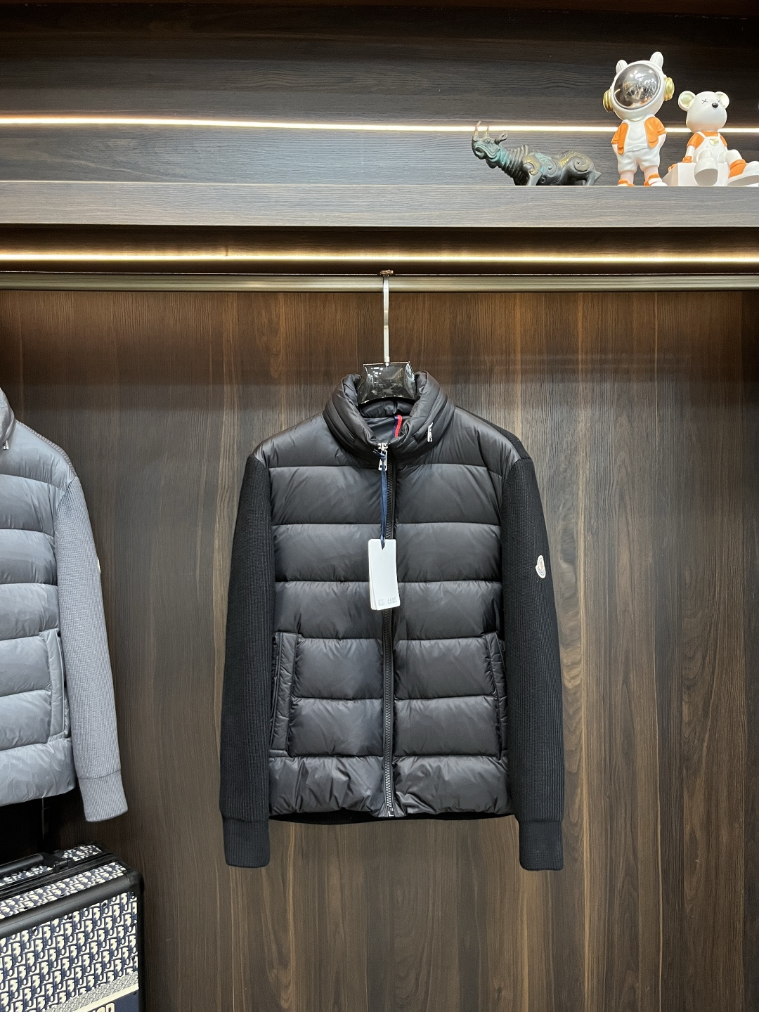 NO:547754,The latest fashion designer down jacket 2025 is a hooded down jacket, wool splicing autumn and winter hot light luxury down jacket, 90# white duck down filling, the details show the craftsmanship and the design changes of high-end structural tailoring to show the diverse image changes of men, slim and neat, tailoring, meet the popular multi-layered outfits nowadays, versatile styles of life, color black gray, code M-XXXL H2025 new model debut, Moncler, jackets & coats, down jacket, hats, alexander wang19860909主推羽绒 Moncler 2025最新款时尚设计师款羽绒外套蒙口连帽羽绒服,羊毛拼接秋冬爆款轻奢羽绒服,90#白鸭绒填充,处处细节显工艺足够的高级结构性剪裁的设计改变来展现男士多样的形象变化,修身利落、剪裁合体,满足时下正流行的多层次穿搭,生活百搭款式 颜色黑色 灰色 码数M-XXXL H2025新款首发,,Moncler,jackets & coats,down jacket,hats,alexander wang,Men's clothing