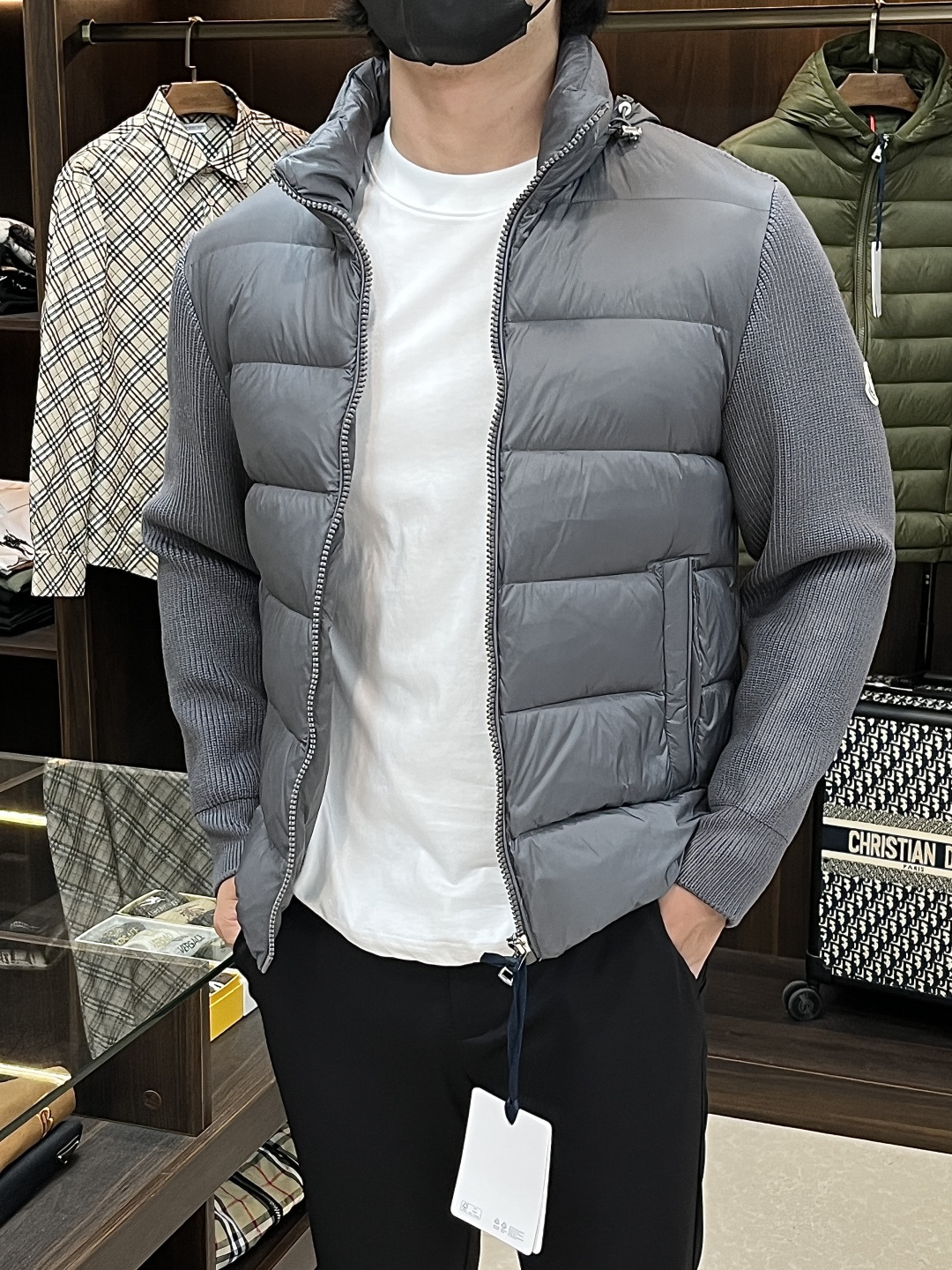 NO:531937,The latest fashion designer down jacket cover-mouthed down jacket, wool splicing autumn and winter hot light luxury down jacket, 90# white duck down filling, details show the high-end structural tailoring design changes to show the diverse image changes of men, slim and neat, tailoring, meet the popular multi-layered outfits nowadays, versatile styles of life, color black gray, code M-XXXL H new first release, Moncler, jackets & coats, down jacket, hats, alexander wang19860909主推羽绒 Moncler 最新款时尚设计师款羽绒外套蒙口连帽羽绒服,羊毛拼接秋冬爆款轻奢羽绒服,90#白鸭绒填充,处处细节显工艺足够的高级结构性剪裁的设计改变来展现男士多样的形象变化,修身利落、剪裁合体,满足时下正流行的多层次穿搭,生活百搭款式 颜色黑色 灰色 码数M-XXXL H新款首发,,Moncler,jackets & coats,down jacket,hats,alexander wang,Men's clothing