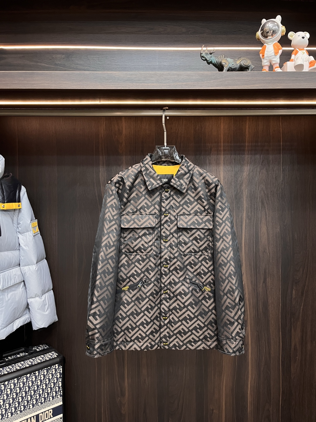 NO:547749,The latest fashion designer down jacket Fendi lapel down jacket, printed autumn and winter hot light luxury down jacket, 90# white duck down filling, detailed and detailed craftsmanship, sufficient high-level structural tailoring design changes to show the diverse image changes of men, slim and neat, tailoring, meet the popular multi-layered outfits nowadays, versatile styles of life, color black brown, code number M-XXXL H2025 new model first release, fendi, fendi, jackets & coats, down jacket, alexander wang19860909主推羽绒 Fendi 2025最新款时尚设计师款羽绒外套芬迪翻领羽绒服,印花款秋冬爆款轻奢羽绒服,90#白鸭绒填充,处处细节显工艺足够的高级结构性剪裁的设计改变来展现男士多样的形象变化,修身利落、剪裁合体,满足时下正流行的多层次穿搭,生活百搭款式 颜色黑色 咖色 码数M-XXXL H2025新款首发,,fendi,fendi,jackets & coats,down jacket,alexander wang,Men's clothing