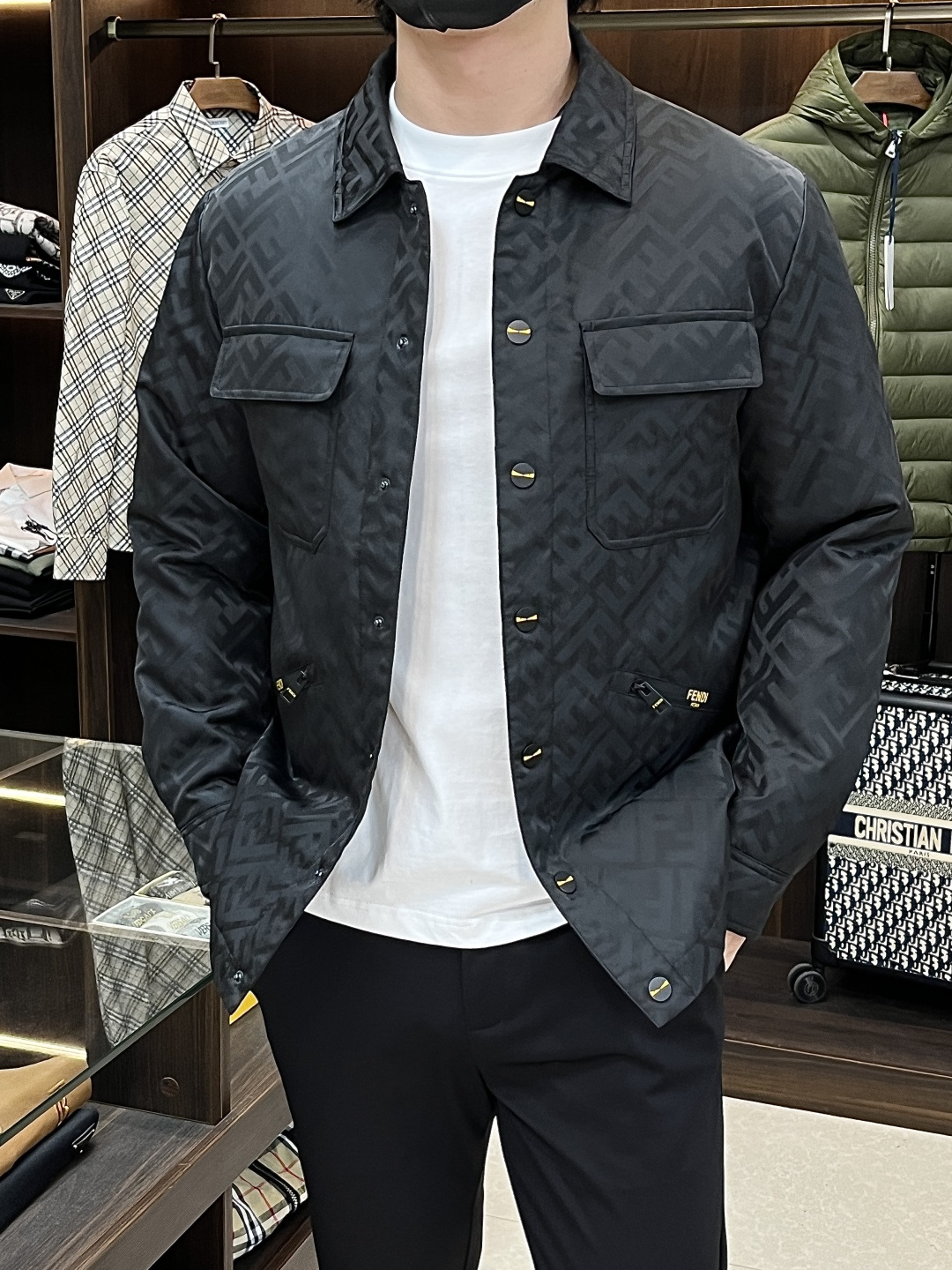 NO:531940,The latest fashion designer down jacket Fendi lapel down jacket, printed autumn and winter hot light luxury down jacket, 90# white duck down filling, detailed and detailed craftsmanship, sufficient high-level structural tailoring design changes to show the diverse image changes of men, slim and neat, tailoring, meet the popular multi-layered outfits nowadays, versatile styles of life, color black brown, code number M-XXXL H new first release, fendi, fendi, jackets & coats, down jacket, alexander wang19860909主推羽绒 Fendi 最新款时尚设计师款羽绒外套芬迪翻领羽绒服,印花款秋冬爆款轻奢羽绒服,90#白鸭绒填充,处处细节显工艺足够的高级结构性剪裁的设计改变来展现男士多样的形象变化,修身利落、剪裁合体,满足时下正流行的多层次穿搭,生活百搭款式 颜色黑色 咖色 码数M-XXXL H新款首发,,fendi,fendi,jackets & coats,down jacket,alexander wang,Men's clothing