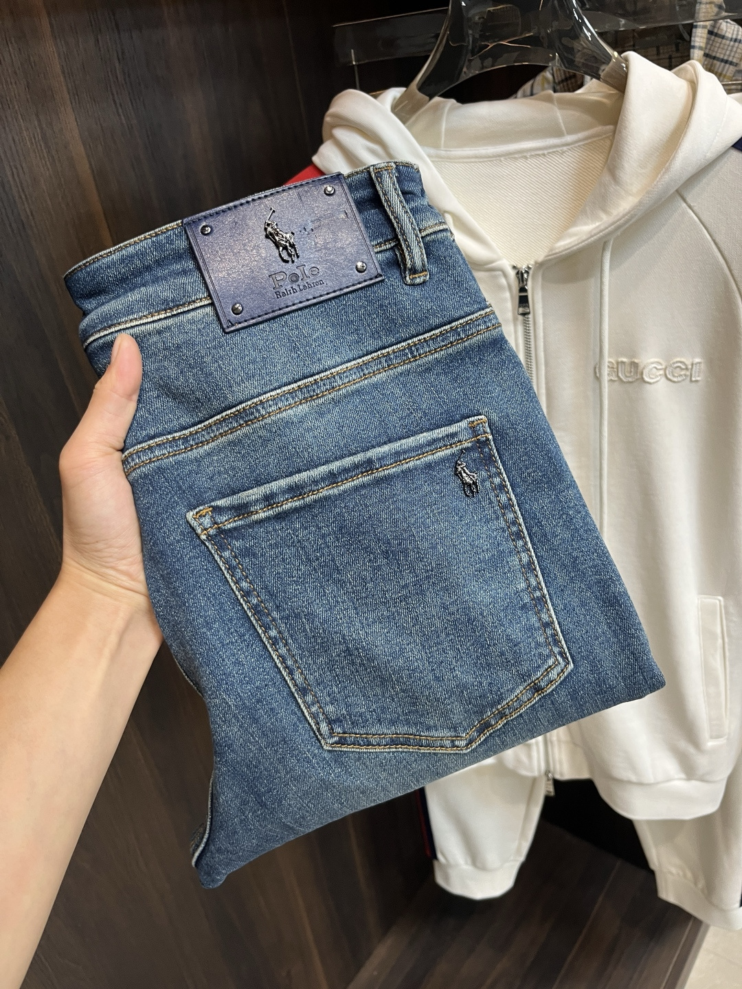 NO:528699,The main recommendation POLO is exclusively available for the new style of Ruffle Lauren trendy men's fashionable casual pants, high-end European version original single jeans, trendy and fashionable casual pants. It has high breathability and comfort, impeccable details, and the brand element design concept reflects high quality. It presents casual cuts, and the upper body style is superb!  Number of codes 28-38 (no 37) H2025 new model first release, jeans, alexander wang19860909主推 POLO 独家专供新款拉夫劳伦潮男时尚休闲裤,高端欧版原单牛仔裤子,潮流时尚休闲裤子 透气舒适度高,细节无可挑剔,品牌元素设计理念,体现高品质.呈现休闲裁剪,上身版型超赞！ 码数28-38（无37） H2025新款首发,,jeans,alexander wang,Men's clothing