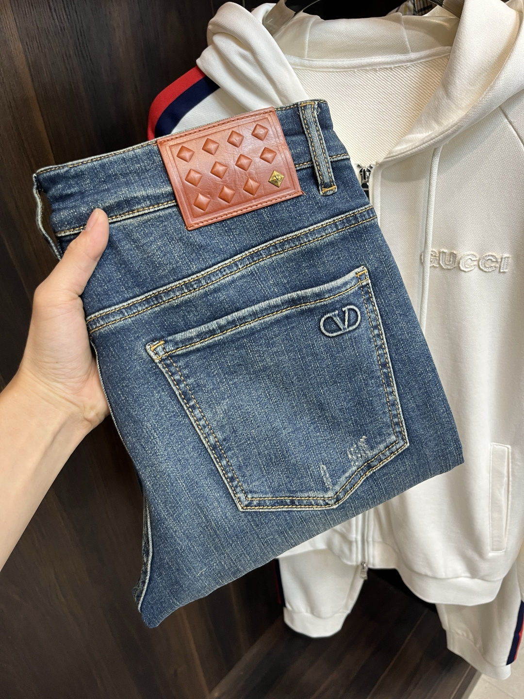 NO:528702,Main recommendation Valentino exclusively offers new trendy men's fashionable casual pants, high-end European version original single jeans, trendy and fashionable casual pants, breathable and comfortable, impeccable details, brand element design concept, reflecting high quality. It presents casual cut, and the upper body style is superb!  Number of codes 28-38 (no 37) H2025 new model first release, valentino, jeans, alexander wang19860909主推 华伦天奴 独家专供新款潮男时尚休闲裤,高端欧版原单牛仔裤子,潮流时尚休闲裤子 透气舒适度高,细节无可挑剔,品牌元素设计理念,体现高品质.呈现休闲裁剪,上身版型超赞！ 码数28-38（无37） H2025新款首发,,valentino,jeans,alexander wang,Men's clothing