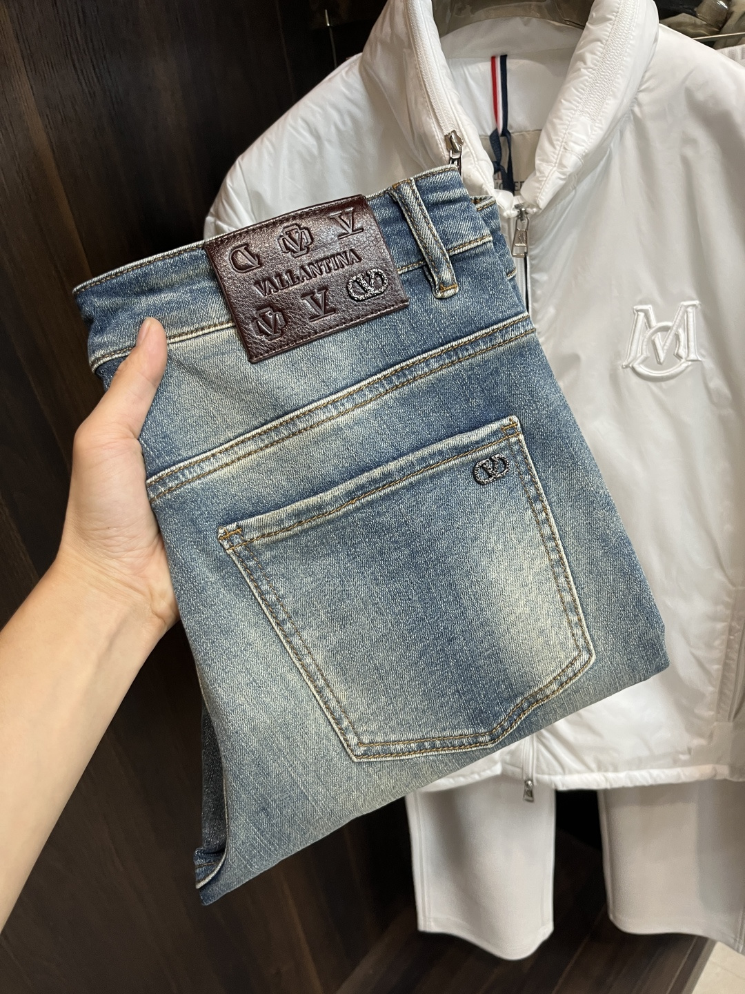 NO:528708,Main recommendation Valentino exclusively offers new trendy men's fashionable casual pants, high-end European version original single jeans, trendy and fashionable casual pants, breathable and comfortable, impeccable details, brand element design concept, reflecting high quality. It presents casual cut, and the upper body style is superb!  Number of codes 28-38 (no 37) H2025 new model first release, valentino, jeans, alexander wang19860909主推 华伦天奴 独家专供新款潮男时尚休闲裤,高端欧版原单牛仔裤子,潮流时尚休闲裤子 透气舒适度高,细节无可挑剔,品牌元素设计理念,体现高品质.呈现休闲裁剪,上身版型超赞！ 码数28-38（无37） H2025新款首发,,valentino,jeans,alexander wang,Men's clothing