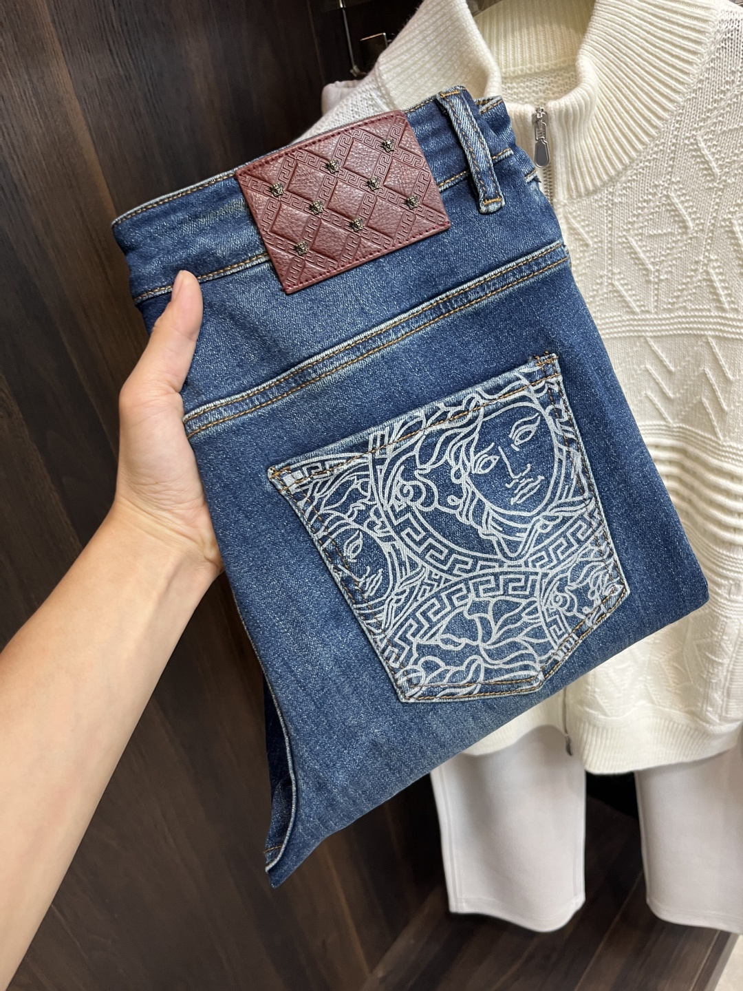 NO:528714,The main recommendation Versace exclusively offers new Versace trendy men's fashionable casual pants, high-end European version original single jeans, trendy and fashionable casual pants, breathable and comfortable, impeccable details, brand element design concept, reflecting high quality. It presents casual cut, and the upper body style is superb!  Number of codes 28-38 (no 37) H2025 new model first release, versace, versace, jeans, alexander wang19860909主推 Versace 独家专供新款范思哲潮男时尚休闲裤,高端欧版原单牛仔裤子,潮流时尚休闲裤子 透气舒适度高,细节无可挑剔,品牌元素设计理念,体现高品质.呈现休闲裁剪,上身版型超赞！ 码数28-38（无37） H2025新款首发,,versace,versace,jeans,alexander wang,Men's clothing