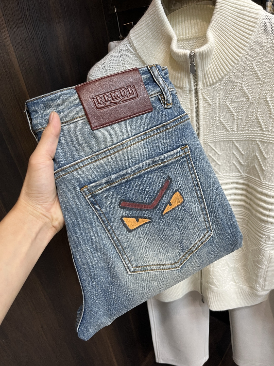 NO:528717,The main recommendation fendi exclusively offers new styles of Fendi trendy men's fashionable casual pants, high-end European version original single jeans, trendy and fashionable casual pants. It has high breathability and comfort, impeccable details, and the brand element design concept reflects high quality. It presents casual cuts, and the upper body style is superb!  Number of codes 28-38 (no 37) H2025 new model first release, fendi, fendi, jeans, alexander wang19860909主推 fendi 独家专供新款芬迪潮男时尚休闲裤,高端欧版原单牛仔裤子,潮流时尚休闲裤子 透气舒适度高,细节无可挑剔,品牌元素设计理念,体现高品质.呈现休闲裁剪,上身版型超赞！ 码数28-38（无37） H2025新款首发,,fendi,fendi,jeans,alexander wang,Men's clothing