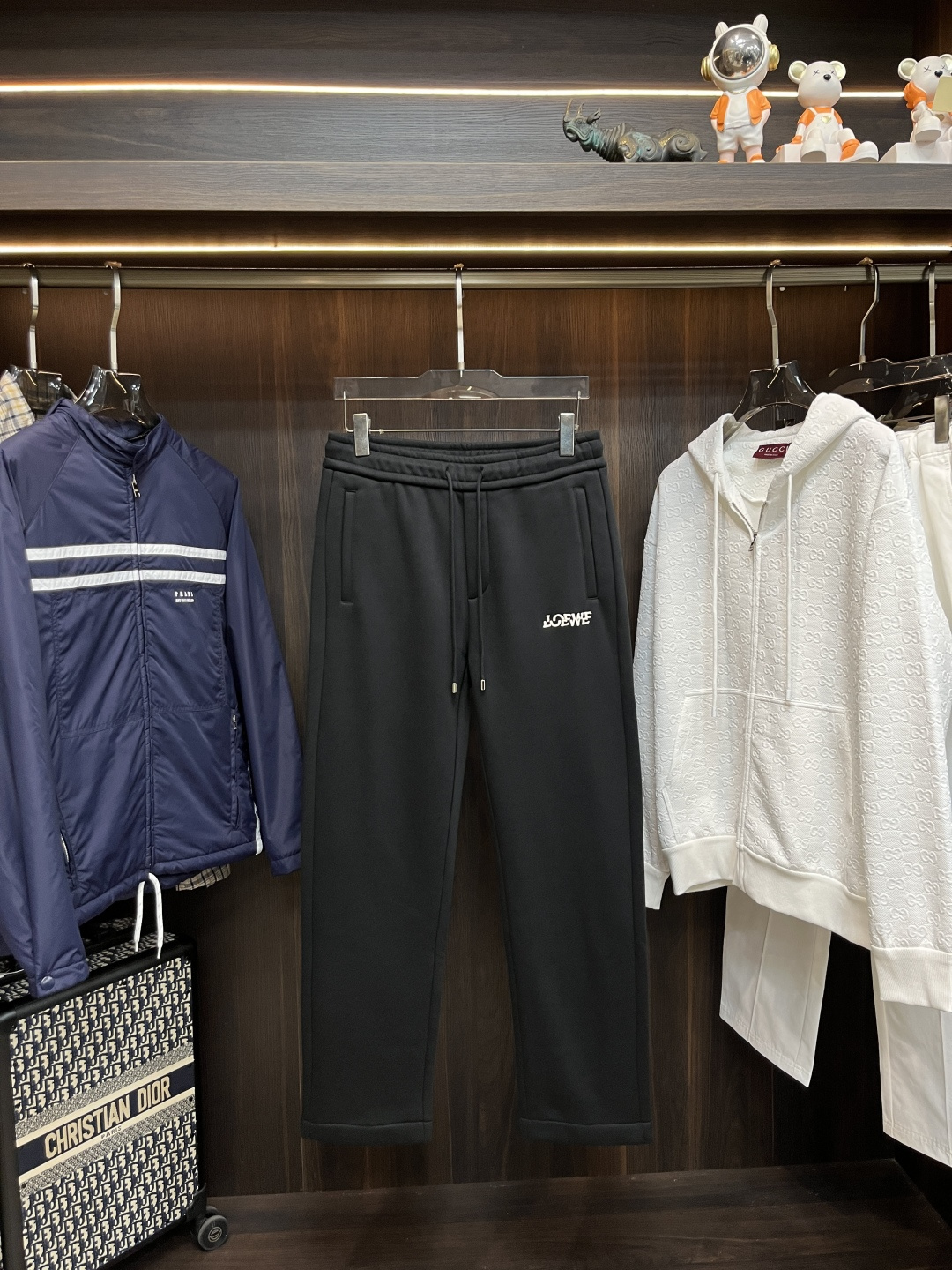 NO:597281,Mainly recommending Loewe’s 25 new autumn and winter casual pants. Loewe’s pants can definitely make money with your eyes closed!  Fall and winter velvet casual pants are very versatile and have an elastic waist. They can be worn for daily work and outdoor sports. They are a must-have in your wardrobe!  Size 48-56 (M-3XL) H new model debut,,loewe,loewe,alexander wang19860909主推 Loewe 25年秋冬新款休闲裤 罗意威这款裤子绝对可以闭眼收入！秋冬加绒休闲裤,非常百搭,弹力腰围,日常工作户外运动都可以穿着,衣柜里的必备品！ 尺码48-56（M-3XL） H新款首发,,loewe,loewe,alexander wang,Men's clothing