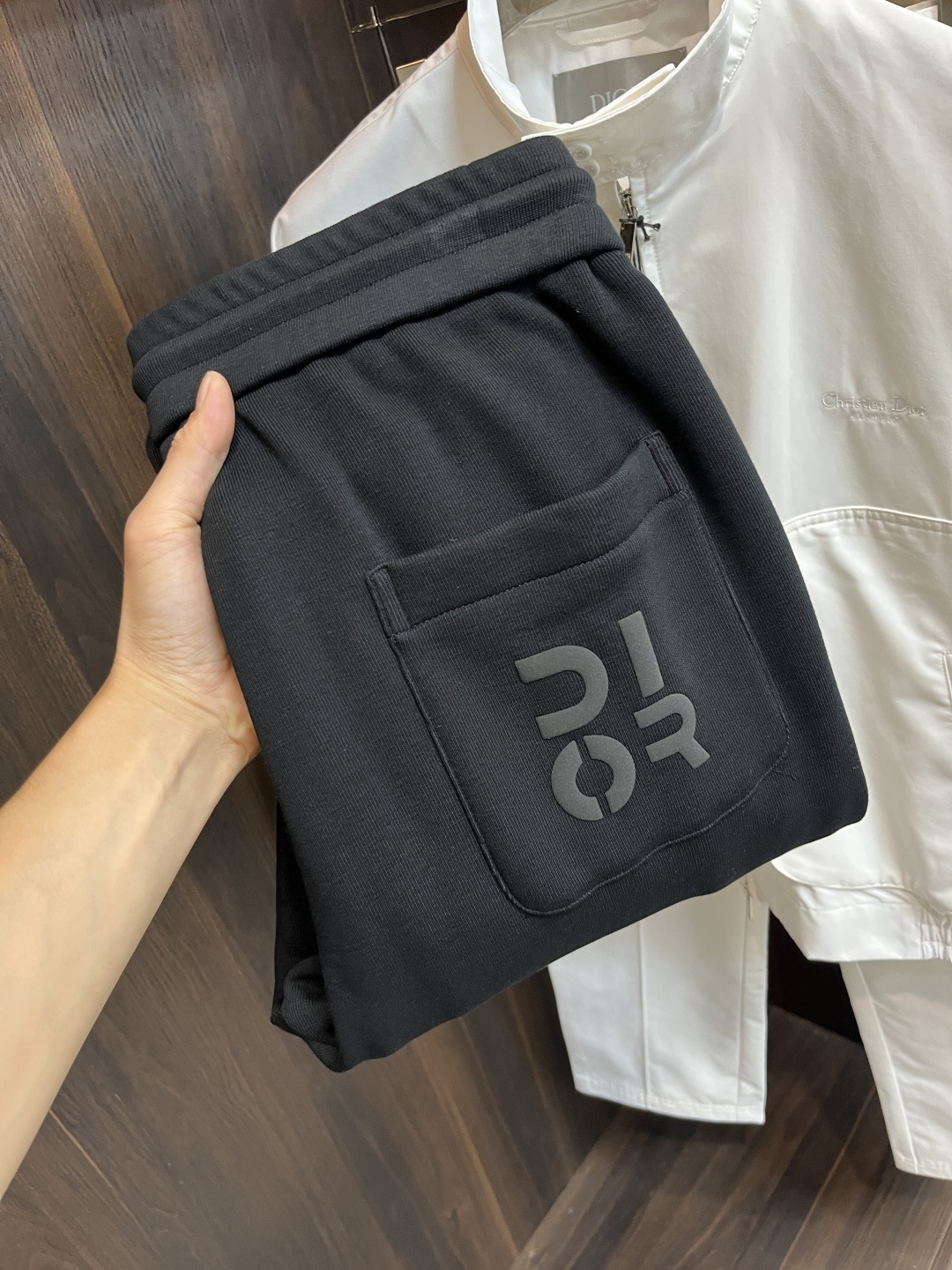 NO:597284,Mainly recommending Dior’s 25 new autumn and winter casual pants. These Dior pants can definitely make money with your eyes closed!  Fall and winter velvet casual pants are very versatile and have an elastic waist. They can be worn for daily work and outdoor sports. They are a must-have in your wardrobe!  Size 48-56 (M-3XL) H new model debut,,dior,dior,alexander wang19860909主推 Dior 25年秋冬新款休闲裤迪奥这款裤子绝对可以闭眼收入！秋冬加绒休闲裤,非常百搭,弹力腰围,日常工作户外运动都可以穿着,衣柜里的必备品！ 尺码48-56（M-3XL） H新款首发,,dior,dior,alexander wang,Men's clothing