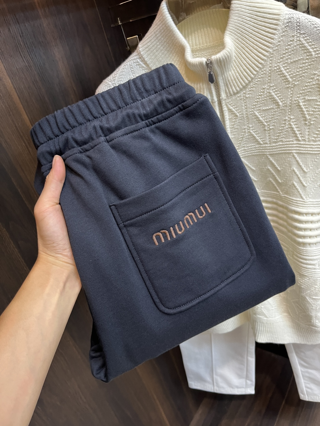 NO:597261,We recommend Miumiu’s 25 new autumn and winter casual pants. Miumiu’s pants can definitely make money with your eyes closed!  Fall and winter velvet casual pants are very versatile and have an elastic waist. They can be worn for daily work and outdoor sports. They are a must-have in your wardrobe!  Size 48-56 (M-3XL) H new model debut,,miumiu,alexander wang19860909主推 Miumiu 25年秋冬新款休闲裤缪缪这款裤子绝对可以闭眼收入！秋冬加绒休闲裤,非常百搭,弹力腰围,日常工作户外运动都可以穿着,衣柜里的必备品！ 尺码48-56（M-3XL） H新款首发,,miumiu,alexander wang,Men's clothing