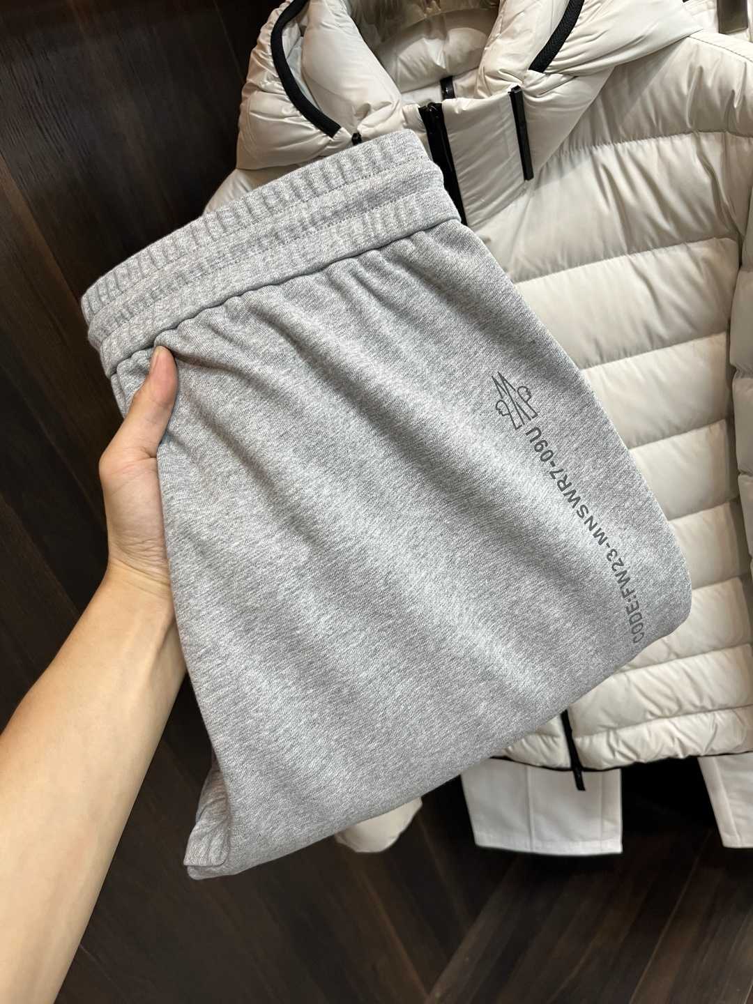 NO:597264,The main recommendation is Moncler's 25 new autumn and winter casual pants with a mouth cover. These pants can definitely make money with your eyes closed!  Autumn and winter casual pants, very versatile, elastic waist, can be worn for daily work and outdoor sports, a must-have in the wardrobe!  Size 48-58 (M-4XL) H new model debut,,Moncler,alexander wang19860909主推 Moncler25年秋冬新款休闲裤蒙口这款裤子绝对可以闭眼收入！秋冬休闲裤,非常百搭,弹力腰围,日常工作户外运动都可以穿着,衣柜里的必备品！ 尺码48-58（M-4XL） H新款首发,,Moncler,alexander wang,Men's clothing