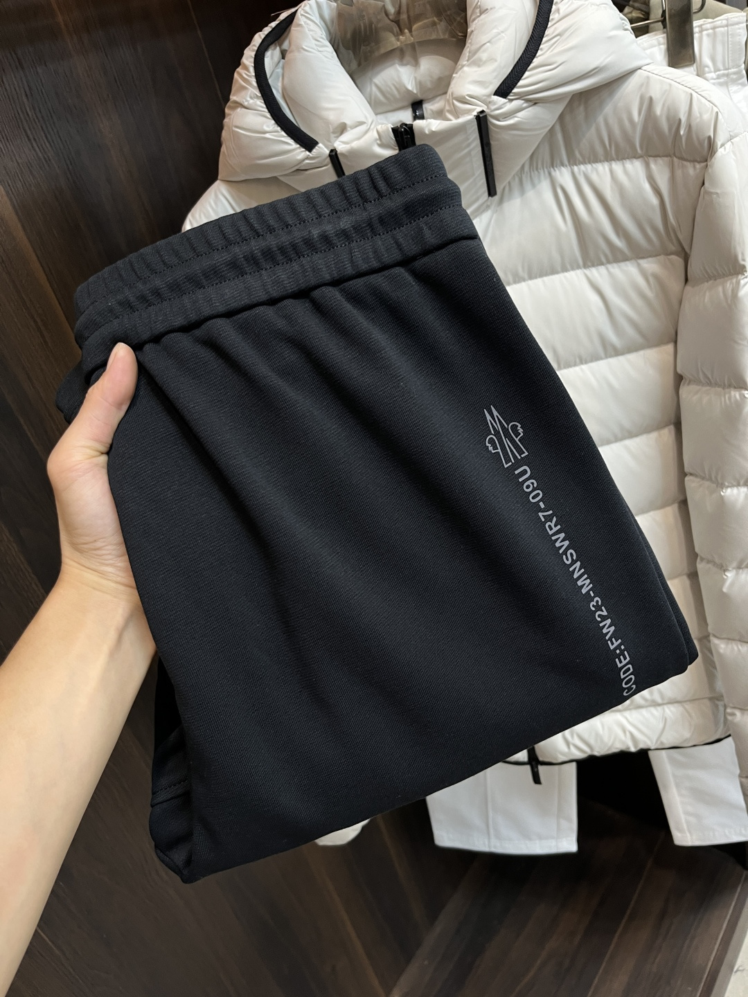 NO:608388,The main recommendation is Moncler's 25 new autumn and winter casual pants with a mouth cover. These pants can definitely make money with your eyes closed!  Autumn and winter casual pants, very versatile, elastic waist, can be worn for daily work and outdoor sports, a must-have in the wardrobe!  Size 48-58 (M-4XL) H2025 new model debut,,Moncler,alexander wang19860909主推 Moncler25年秋冬新款休闲裤蒙口这款裤子绝对可以闭眼收入！秋冬休闲裤,非常百搭,弹力腰围,日常工作户外运动都可以穿着,衣柜里的必备品！ 尺码48-58（M-4XL） H2025新款首发,,Moncler,alexander wang,Men's clothing