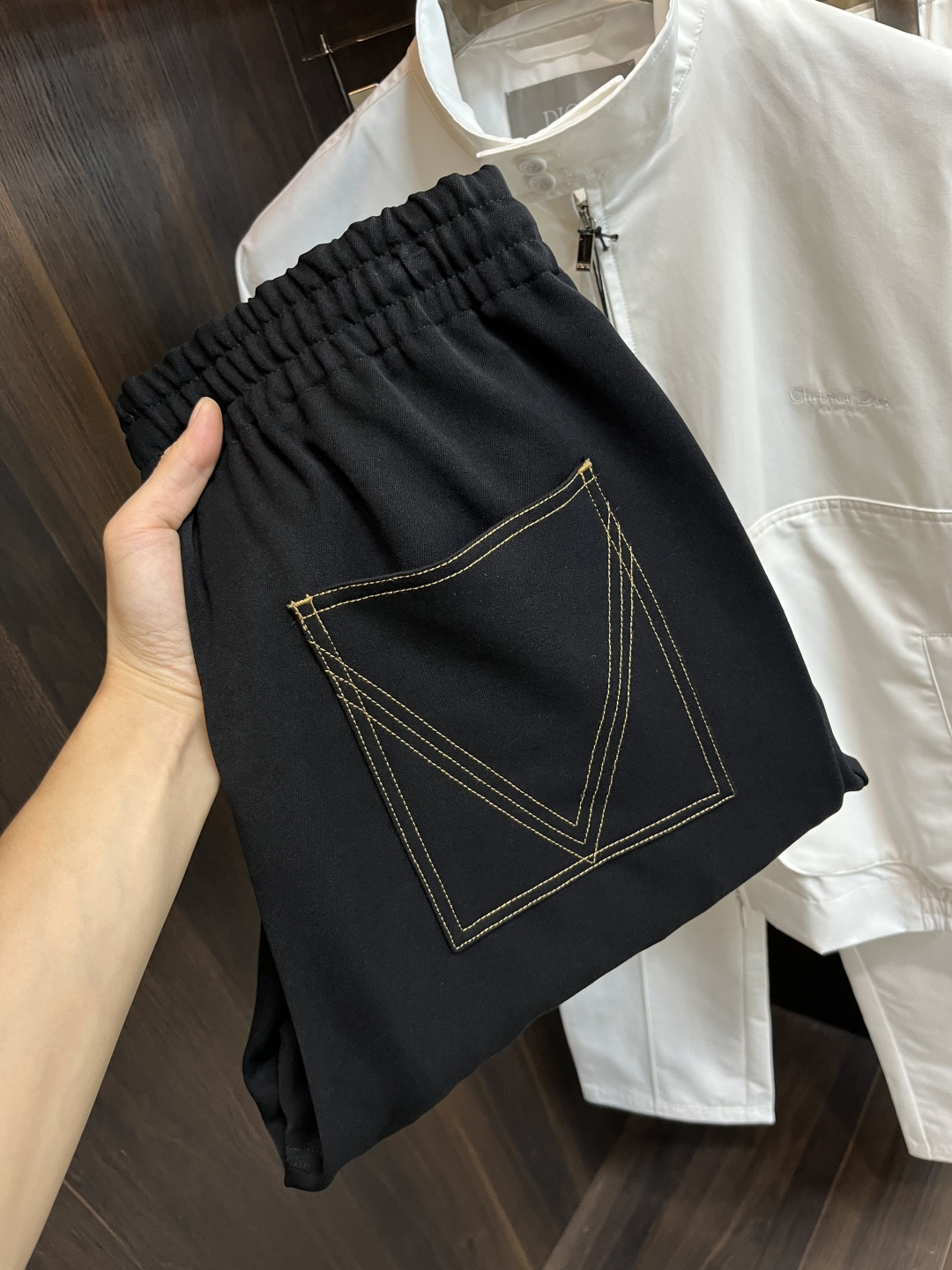 NO:608394,The main recommendation is BOTTEGA VENETA's 25th autumn and winter new casual pants BV. These pants can definitely make money with your eyes closed!  Autumn and winter casual pants, very versatile, elastic waist, can be worn for daily work and outdoor sports, a must-have in the wardrobe!  Size 48-58 (M-4XL) H2025 new model debut,,bottega veneta,bottega veneta,alexander wang19860909主推 BOTTEGA VENETA 25年秋冬新款休闲裤BV这款裤子绝对可以闭眼收入！秋冬休闲裤,非常百搭,弹力腰围,日常工作户外运动都可以穿着,衣柜里的必备品！ 尺码48-58（M-4XL） H2025新款首发,,bottega veneta,bottega veneta,alexander wang,Men's clothing