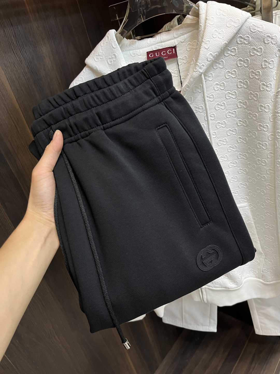 NO:608400,The main recommendation is Gucci’s 25 new autumn and winter casual pants. These Gucci pants can definitely make money with your eyes closed!  Autumn and winter casual pants, very versatile, elastic waist, can be worn for daily work and outdoor sports, a must-have in the wardrobe!  Size 48-58 (M-4XL) H2025 new model debut,,gucci,gucci,alexander wang19860909主推 Gucci 25年秋冬新款休闲裤古驰这款裤子绝对可以闭眼收入！秋冬休闲裤,非常百搭,弹力腰围,日常工作户外运动都可以穿着,衣柜里的必备品！ 尺码48-58（M-4XL） H2025新款首发,,gucci,gucci,alexander wang,Men's clothing