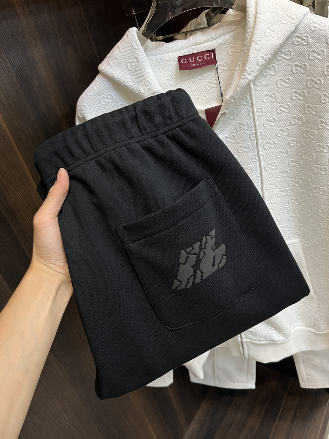 NO:608406,The main recommendation is Balenciaga’s 25 new autumn and winter casual pants. These pants from Balenciaga can definitely make money with your eyes closed!  Autumn and winter casual pants, very versatile, elastic waist, can be worn for daily work and outdoor sports, a must-have in the wardrobe!  Size 48-58 (M-4XL) H2025 new model debut,,balenciaga,balenciaga,alexander wang19860909主推 Balenciaga 25年秋冬新款休闲裤巴黎世家这款裤子绝对可以闭眼收入！秋冬休闲裤,非常百搭,弹力腰围,日常工作户外运动都可以穿着,衣柜里的必备品！ 尺码48-58（M-4XL） H2025新款首发,,balenciaga,balenciaga,alexander wang,Men's clothing