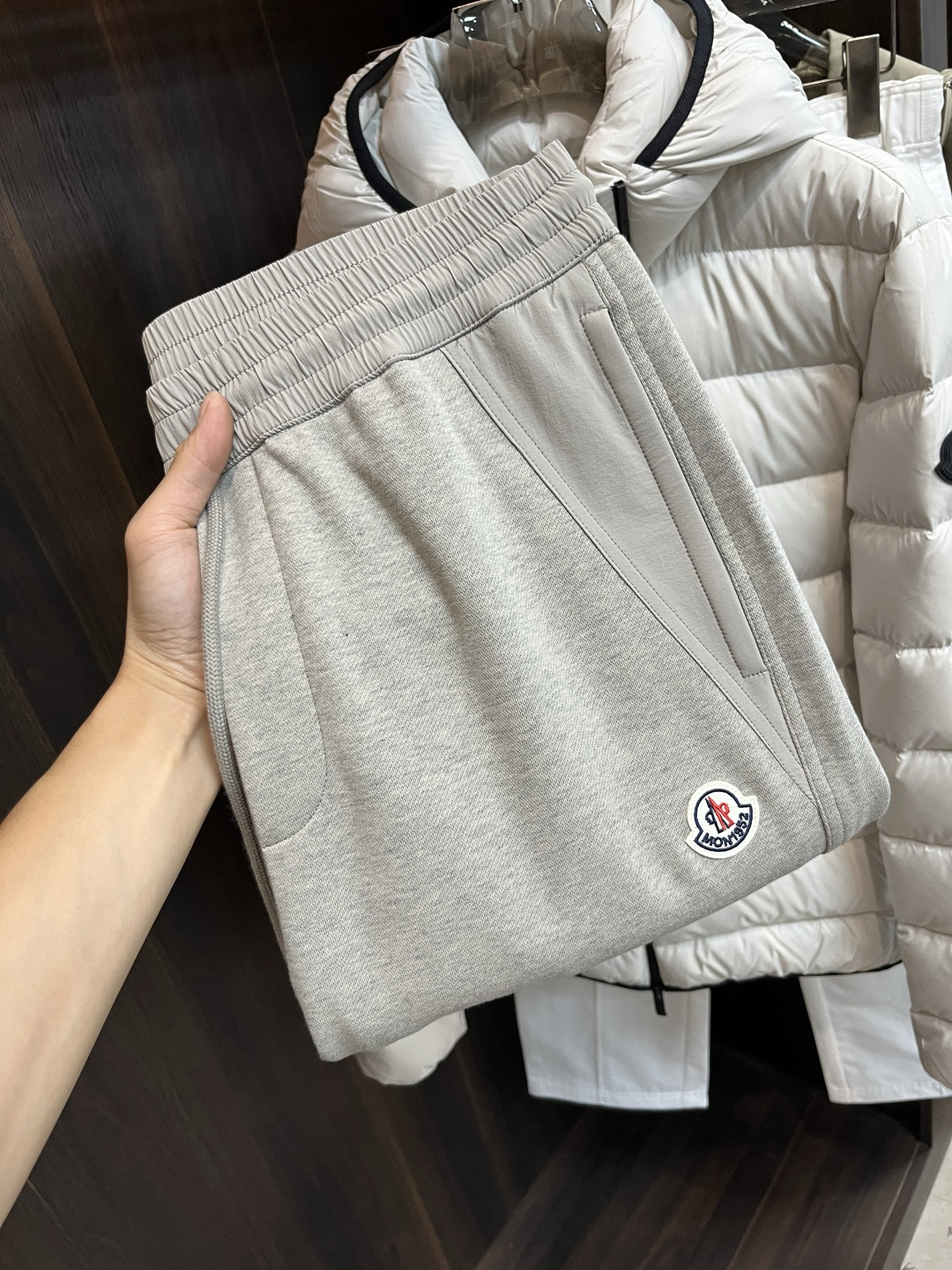 NO:608366,The main recommendation is Moncler’s 25th autumn and winter new casual pants with mouth coverings. These pants can definitely make money with your eyes closed!  Autumn and winter casual pants, very versatile, elastic waist, can be worn for daily work and outdoor sports, a must-have in the wardrobe!  Size 48-58 (M-4XL) H2025 new model debut,,Moncler,alexander wang19860909主推 Moncler 25年秋冬新款休闲裤蒙口这款裤子绝对可以闭眼收入！秋冬休闲裤,非常百搭,弹力腰围,日常工作户外运动都可以穿着,衣柜里的必备品！ 尺码48-58（M-4XL） H2025新款首发,,Moncler,alexander wang,Men's clothing
