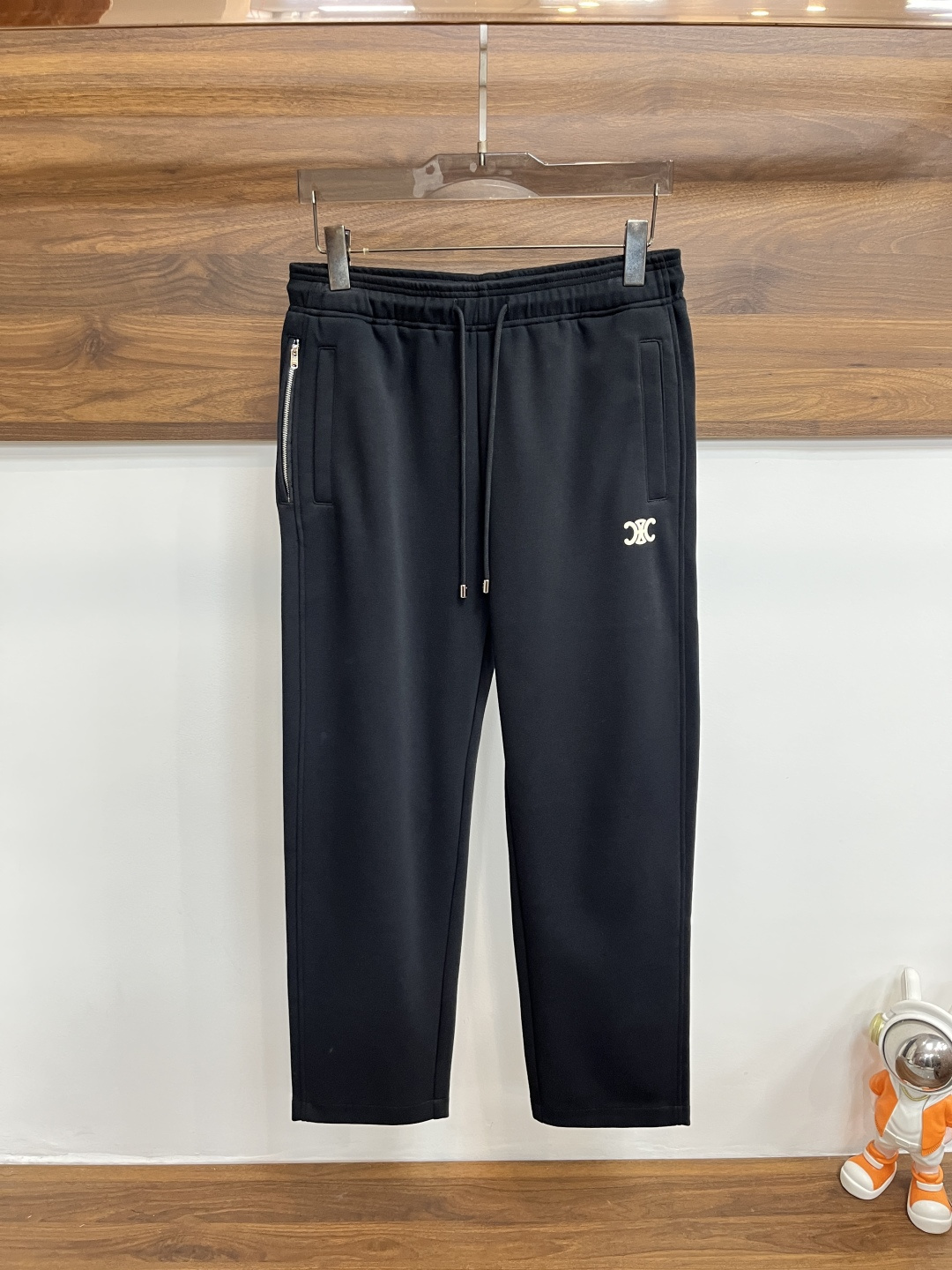 NO:571856,Mainly recommending CELINE’s 25th autumn and winter new casual pants. Celine’s pants can definitely make money with your eyes closed!  Autumn and winter casual pants, very versatile, elastic waist, can be worn for daily work and outdoor sports, a must-have in the wardrobe!  Size 48-58 (M-4XL) H new model debut,,celine,celine,alexander wang19860909主推 CELINE 25年秋冬新款休闲裤赛琳这款裤子绝对可以闭眼收入！秋冬休闲裤,非常百搭,弹力腰围,日常工作户外运动都可以穿着,衣柜里的必备品！ 尺码48-58（M-4XL） H新款首发,,celine,celine,alexander wang,Men's clothing