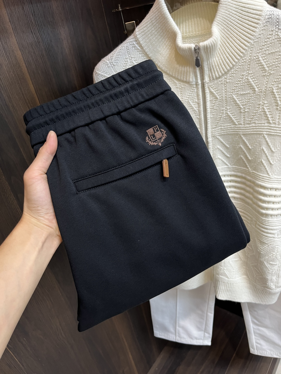 NO:573987,主推 L年秋冬新款休闲裤LP这款裤子绝对可以闭眼收入！  Autumn and winter casual pants, very versatile, elastic waist, can be worn for daily work and outdoor sports, a must-have in the wardrobe!  尺码48-58（M-4XL） H新款首发,,loro piana,alexander wang19860909主推 L年秋冬新款休闲裤LP这款裤子绝对可以闭眼收入！秋冬休闲裤,非常百搭,弹力腰围,日常工作户外运动都可以穿着,衣柜里的必备品！ 尺码48-58（M-4XL） H新款首发,,loro piana,alexander wang,Men's clothing