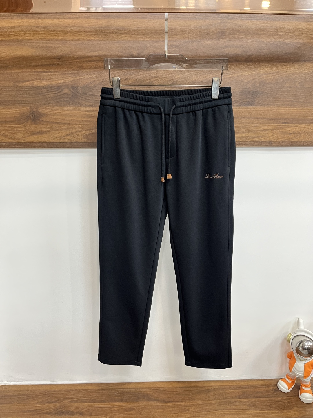 NO:571857,The main recommendation is the new autumn and winter casual pants LP of L year. This pair of pants can definitely make money with your eyes closed!  Autumn and winter casual pants, very versatile, elastic waist, can be worn for daily work and outdoor sports, a must-have in the wardrobe!  Size 48-58 (M-4XL) H new model debut,,loro piana,alexander wang19860909主推 L年秋冬新款休闲裤LP这款裤子绝对可以闭眼收入！秋冬休闲裤,非常百搭,弹力腰围,日常工作户外运动都可以穿着,衣柜里的必备品！ 尺码48-58（M-4XL） H新款首发,,loro piana,alexander wang,Men's clothing