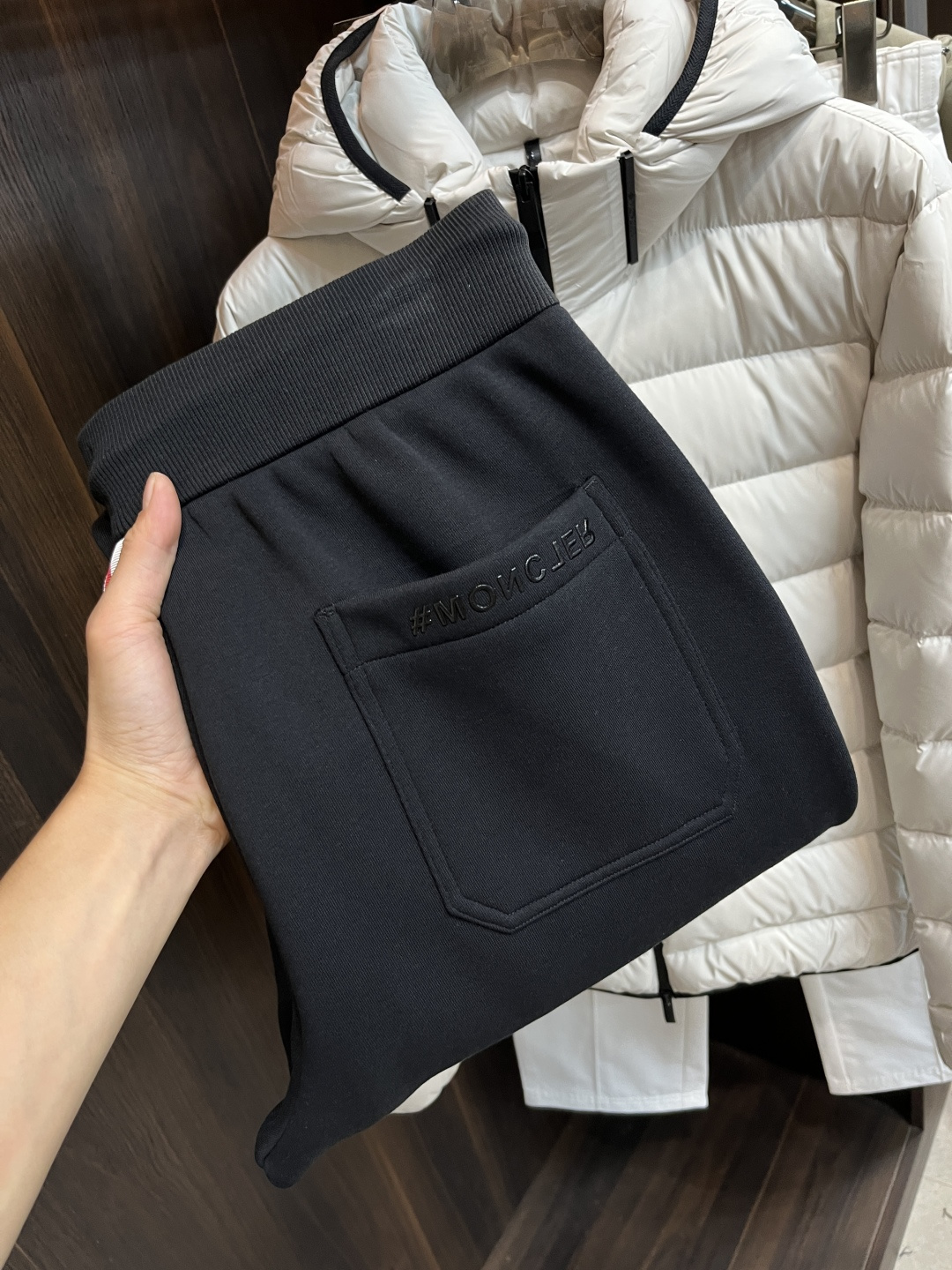 NO:573990,The main recommendation is Moncler’s 25th autumn and winter new casual pants with mouth coverings. These pants can definitely make money with your eyes closed!  Autumn and winter casual pants, very versatile, elastic waist, can be worn for daily work and outdoor sports, a must-have in the wardrobe!  Size 48-58 (M-4XL) H new model debut,,Moncler,alexander wang19860909主推 Moncler 25年秋冬新款休闲裤蒙口这款裤子绝对可以闭眼收入！秋冬休闲裤,非常百搭,弹力腰围,日常工作户外运动都可以穿着,衣柜里的必备品！ 尺码48-58（M-4XL） H新款首发,,Moncler,alexander wang,Men's clothing