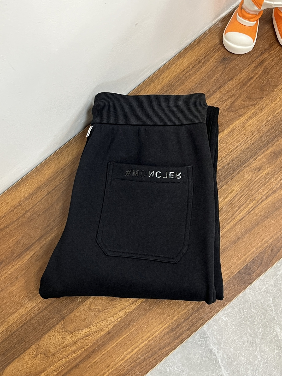 NO:571858,The main recommendation is Moncler’s 25th autumn and winter new casual pants with mouth coverings. These pants can definitely make money with your eyes closed!  Autumn and winter casual pants, very versatile, elastic waist, can be worn for daily work and outdoor sports, a must-have in the wardrobe!  Size 48-58 (M-4XL) H new model debut,,Moncler,alexander wang19860909主推 Moncler 25年秋冬新款休闲裤蒙口这款裤子绝对可以闭眼收入！秋冬休闲裤,非常百搭,弹力腰围,日常工作户外运动都可以穿着,衣柜里的必备品！ 尺码48-58（M-4XL） H新款首发,,Moncler,alexander wang,Men's clothing