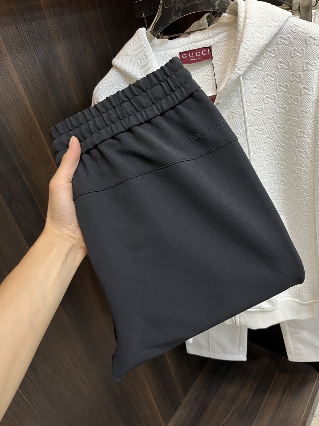 NO:573998,Mainly recommending LOEWE's 25th autumn and winter new casual pants. These pants of Loewe can definitely make money with your eyes closed!  Autumn and winter casual pants, very versatile, elastic waist, can be worn for daily work and outdoor sports, a must-have in the wardrobe!  Size 48-58 (M-4XL) H new model debut,,loewe,loewe,alexander wang19860909主推 LOEWE 25年秋冬新款休闲裤罗意威这款裤子绝对可以闭眼收入！秋冬休闲裤,非常百搭,弹力腰围,日常工作户外运动都可以穿着,衣柜里的必备品！ 尺码48-58（M-4XL） H新款首发,,loewe,loewe,alexander wang,Men's clothing