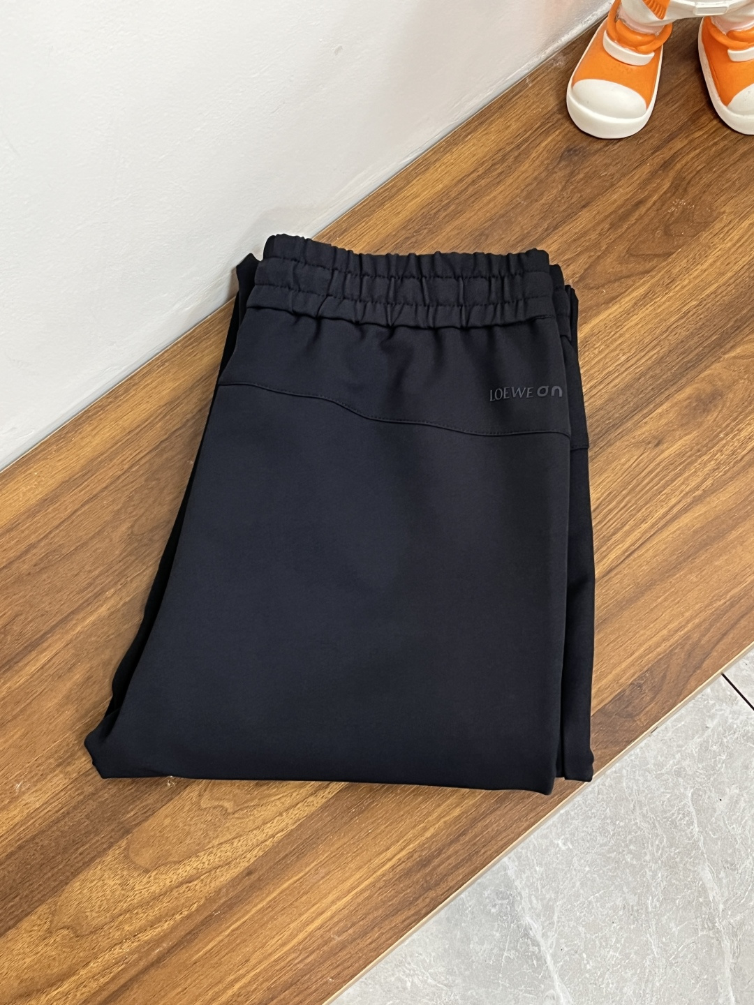 NO:571864,Mainly recommending LOEWE's 25th autumn and winter new casual pants. These pants of Loewe can definitely make money with your eyes closed!  Autumn and winter casual pants, very versatile, elastic waist, can be worn for daily work and outdoor sports, a must-have in the wardrobe!  Size 48-58 (M-4XL) H new model debut,,loewe,loewe,alexander wang19860909主推 LOEWE 25年秋冬新款休闲裤罗意威这款裤子绝对可以闭眼收入！秋冬休闲裤,非常百搭,弹力腰围,日常工作户外运动都可以穿着,衣柜里的必备品！ 尺码48-58（M-4XL） H新款首发,,loewe,loewe,alexander wang,Men's clothing