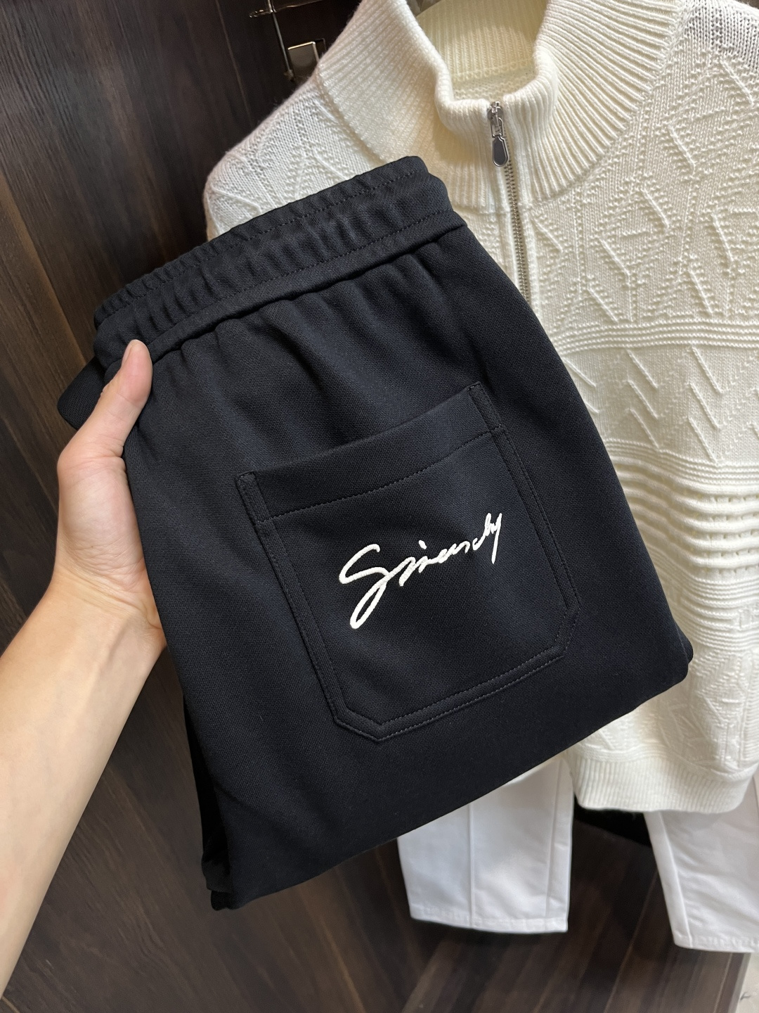 NO:573974,We recommend Givenchy’s 25 new autumn and winter casual pants. These Givenchy pants can definitely make money with your eyes closed!  Autumn and winter casual pants, very versatile, elastic waist, can be worn for daily work and outdoor sports, a must-have in the wardrobe!  Size 48-58 (M-4XL) H new model debut,,givenchy,givenchy,alexander wang19860909主推 Givenchy 25年秋冬新款休闲裤纪梵希这款裤子绝对可以闭眼收入！秋冬休闲裤,非常百搭,弹力腰围,日常工作户外运动都可以穿着,衣柜里的必备品！ 尺码48-58（M-4XL） H新款首发,,givenchy,givenchy,alexander wang,Men's clothing