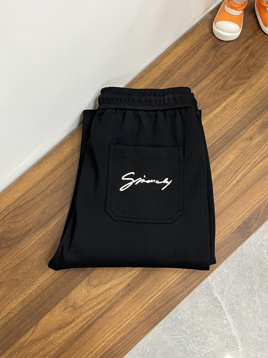 NO:571867,We recommend Givenchy’s 25 new autumn and winter casual pants. These Givenchy pants can definitely make money with your eyes closed!  Autumn and winter casual pants, very versatile, elastic waist, can be worn for daily work and outdoor sports, a must-have in the wardrobe!  Size 48-58 (M-4XL) H new model debut,,givenchy,givenchy,alexander wang19860909主推 Givenchy 25年秋冬新款休闲裤纪梵希这款裤子绝对可以闭眼收入！秋冬休闲裤,非常百搭,弹力腰围,日常工作户外运动都可以穿着,衣柜里的必备品！ 尺码48-58（M-4XL） H新款首发,,givenchy,givenchy,alexander wang,Men's clothing