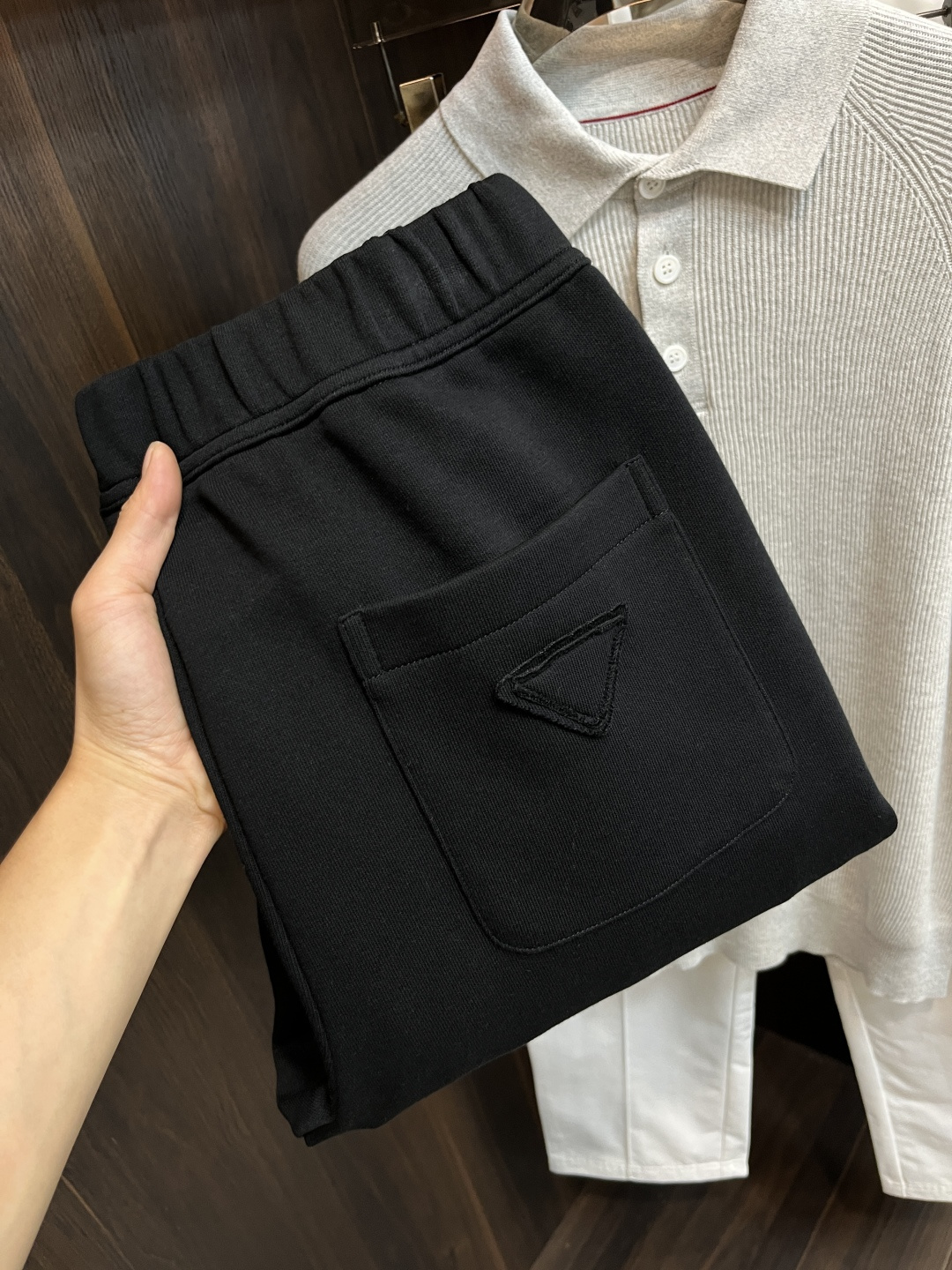 NO:573977,The main recommendation is Prada’s 25 new autumn and winter casual pants. These Prada pants can definitely make money with your eyes closed!  Autumn and winter casual pants, very versatile, elastic waist, can be worn for daily work and outdoor sports, a must-have in the wardrobe!  Size 48-58 (M-4XL) H new model debut,, prada, prada, alexander wang19860909主推 Prada 25年秋冬新款休闲裤普拉达这款裤子绝对可以闭眼收入！秋冬休闲裤,非常百搭,弹力腰围,日常工作户外运动都可以穿着,衣柜里的必备品！ 尺码48-58（M-4XL） H新款首发,,prada,prada,alexander wang,Men's clothing