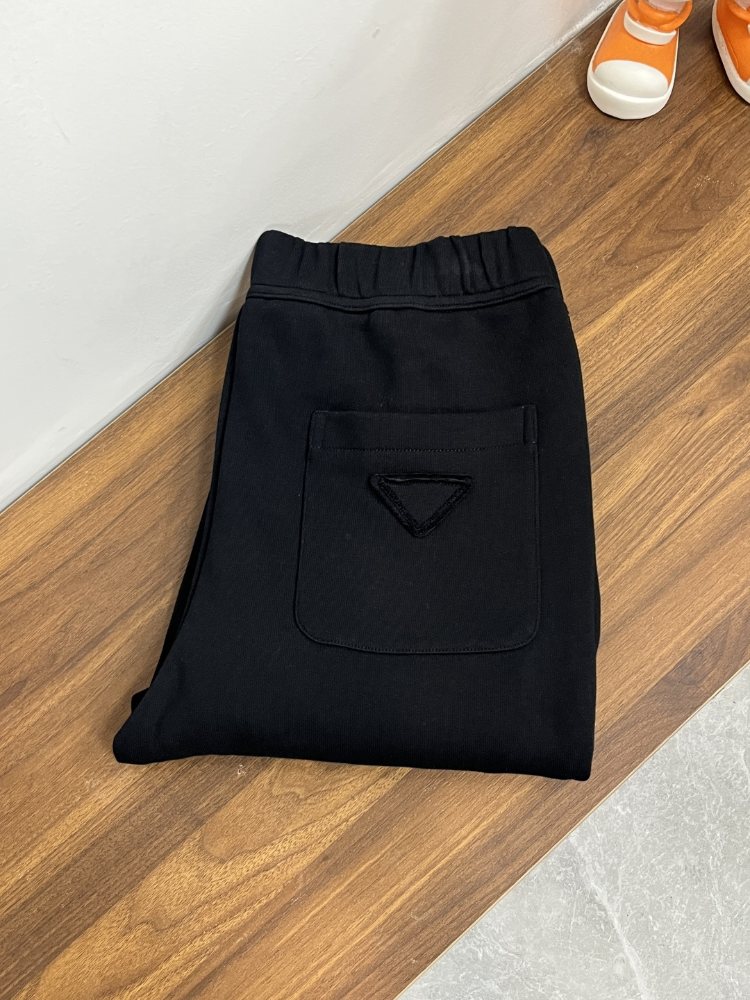 NO:571870,The main recommendation is Prada’s 25 new autumn and winter casual pants. These Prada pants can definitely make money with your eyes closed!  Autumn and winter casual pants, very versatile, elastic waist, can be worn for daily work and outdoor sports, a must-have in the wardrobe!  Size 48-58 (M-4XL) H new model debut,, prada, prada, alexander wang19860909主推 Prada 25年秋冬新款休闲裤普拉达这款裤子绝对可以闭眼收入！秋冬休闲裤,非常百搭,弹力腰围,日常工作户外运动都可以穿着,衣柜里的必备品！ 尺码48-58（M-4XL） H新款首发,,prada,prada,alexander wang,Men's clothing