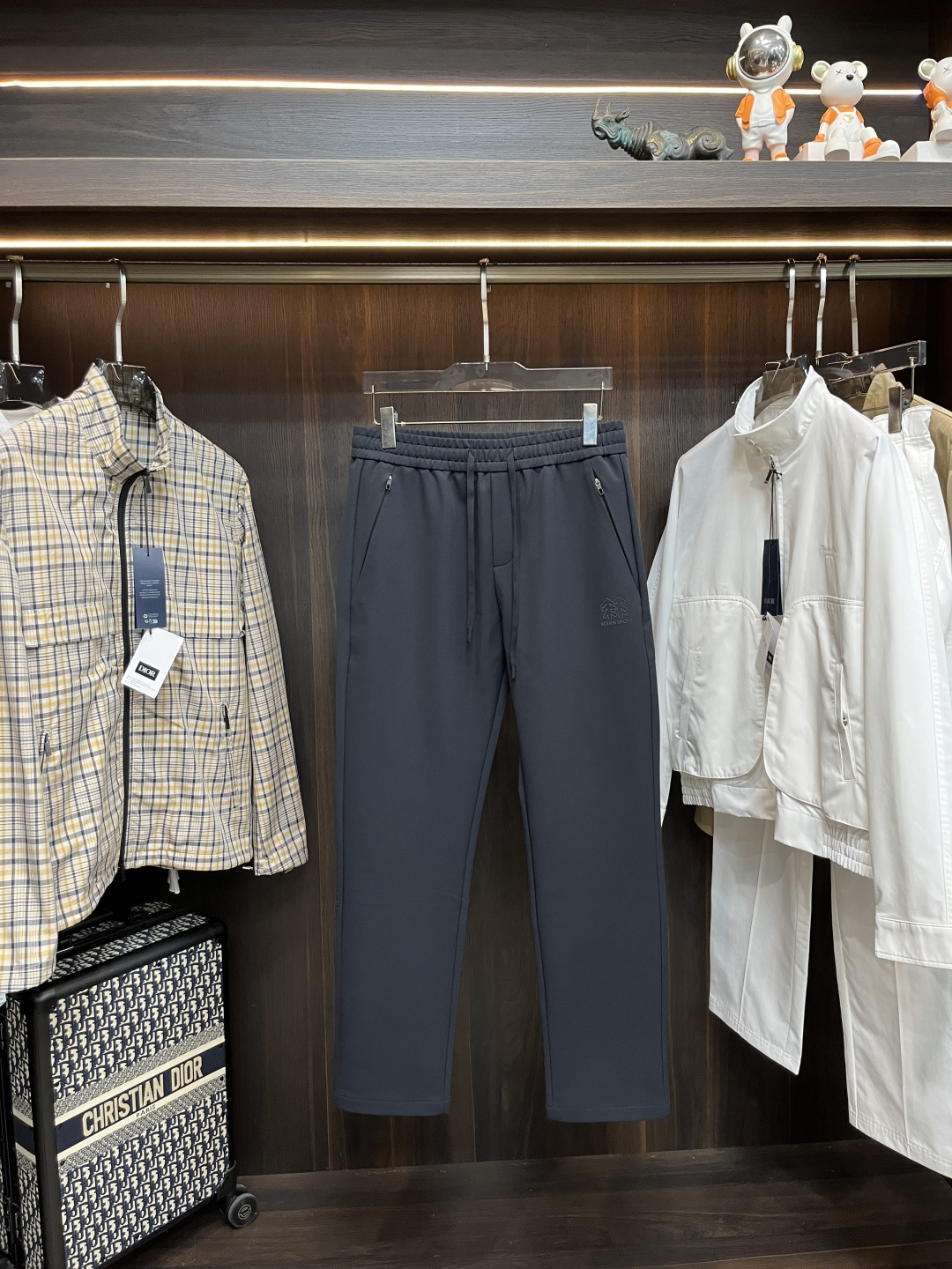 NO:573983,The main recommendation is KOLRN SPOTT's 25th autumn and winter new casual pants. These pants can definitely make money with your eyes closed!  Autumn and winter casual pants, very versatile, elastic waist, can be worn for daily work and outdoor sports, a must-have in the wardrobe!  Size 48-58 (M-4XL) H new model debut,,alexander wang19860909主推 KOLRN SPOTT 25年秋冬新款休闲裤这款裤子绝对可以闭眼收入！秋冬休闲裤,非常百搭,弹力腰围,日常工作户外运动都可以穿着,衣柜里的必备品！ 尺码48-58（M-4XL） H新款首发,,alexander wang,Men's clothing