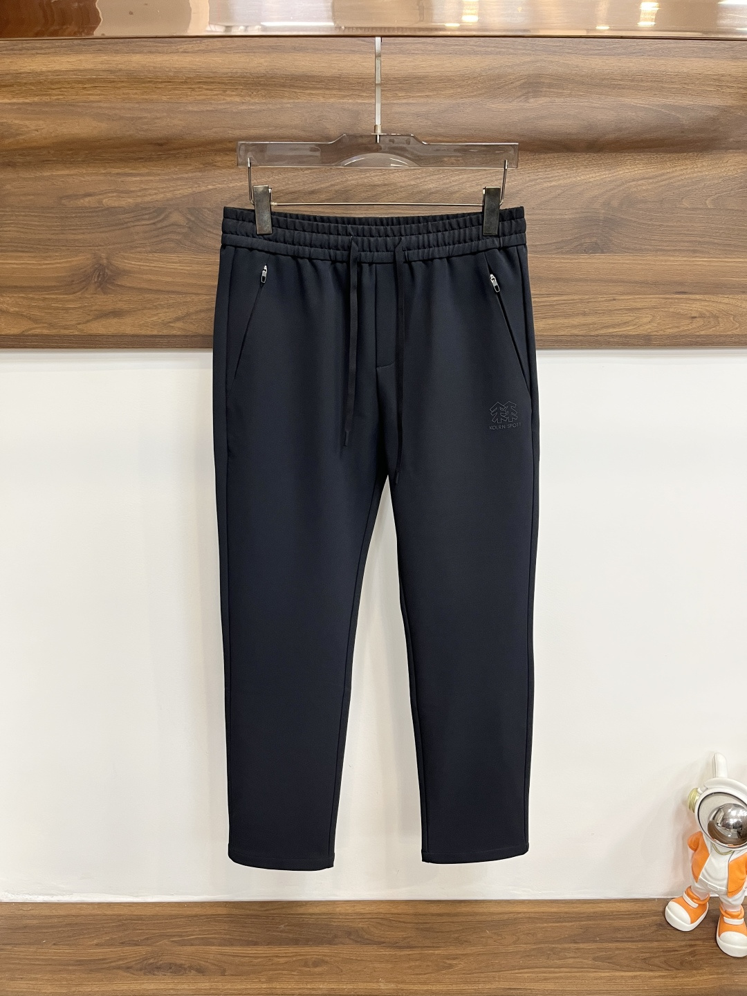 NO:571876,The main recommendation is KOLRN SPOTT's 25th autumn and winter new casual pants. These pants can definitely make money with your eyes closed!  Autumn and winter casual pants, very versatile, elastic waist, can be worn for daily work and outdoor sports, a must-have in the wardrobe!  Size 48-58 (M-4XL) H new model debut,,alexander wang19860909主推 KOLRN SPOTT 25年秋冬新款休闲裤这款裤子绝对可以闭眼收入！秋冬休闲裤,非常百搭,弹力腰围,日常工作户外运动都可以穿着,衣柜里的必备品！ 尺码48-58（M-4XL） H新款首发,,alexander wang,Men's clothing