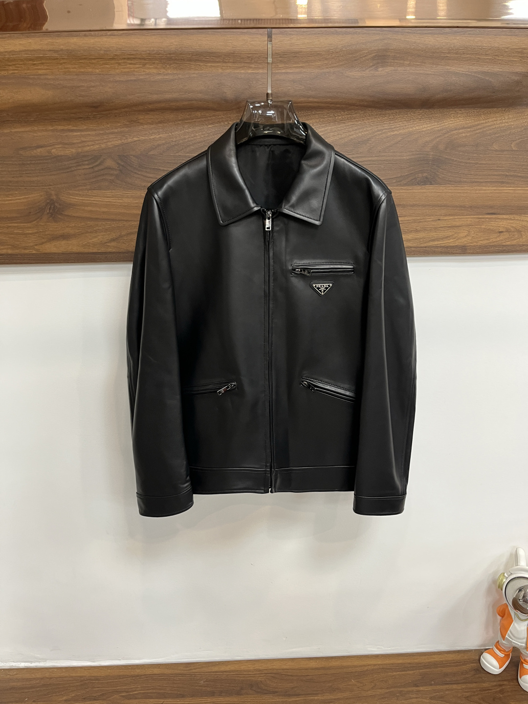 NO:655534,The main recommendation of Prada ss early autumn new release is the Prada lapel leather jacket, autumn hot sheep leather jacket, triangle metal logo design, wearing it makes you feel comfortable and slim, lazy and casual, combined with clean and simple colors, it is particularly attractive and suitable for daily wear~ We are launching embellished light luxury items!  Sizes M-3XL, complete with three standards, shipped next day, color black, H new model debut,, prada, prada, jackets & coats, jackets & coats, sheepskin, alexander wang19860909主推 Prada ss早秋新款发布普拉达翻领真皮夹克外套,秋季爆款绵羊皮外套,三角金属logo设计,穿上就是舒适自在又显瘦的存在,慵懒而随性,结合干净简单的色系就特别耐看,适合日常穿着~倾情推出缀饰轻奢单品！ 尺码M-3XL 三标齐全 隔天出货 颜色黑色 H新款首发,,prada,prada,jackets & coats,jackets & coats,sheepskin,alexander wang,Men's clothing