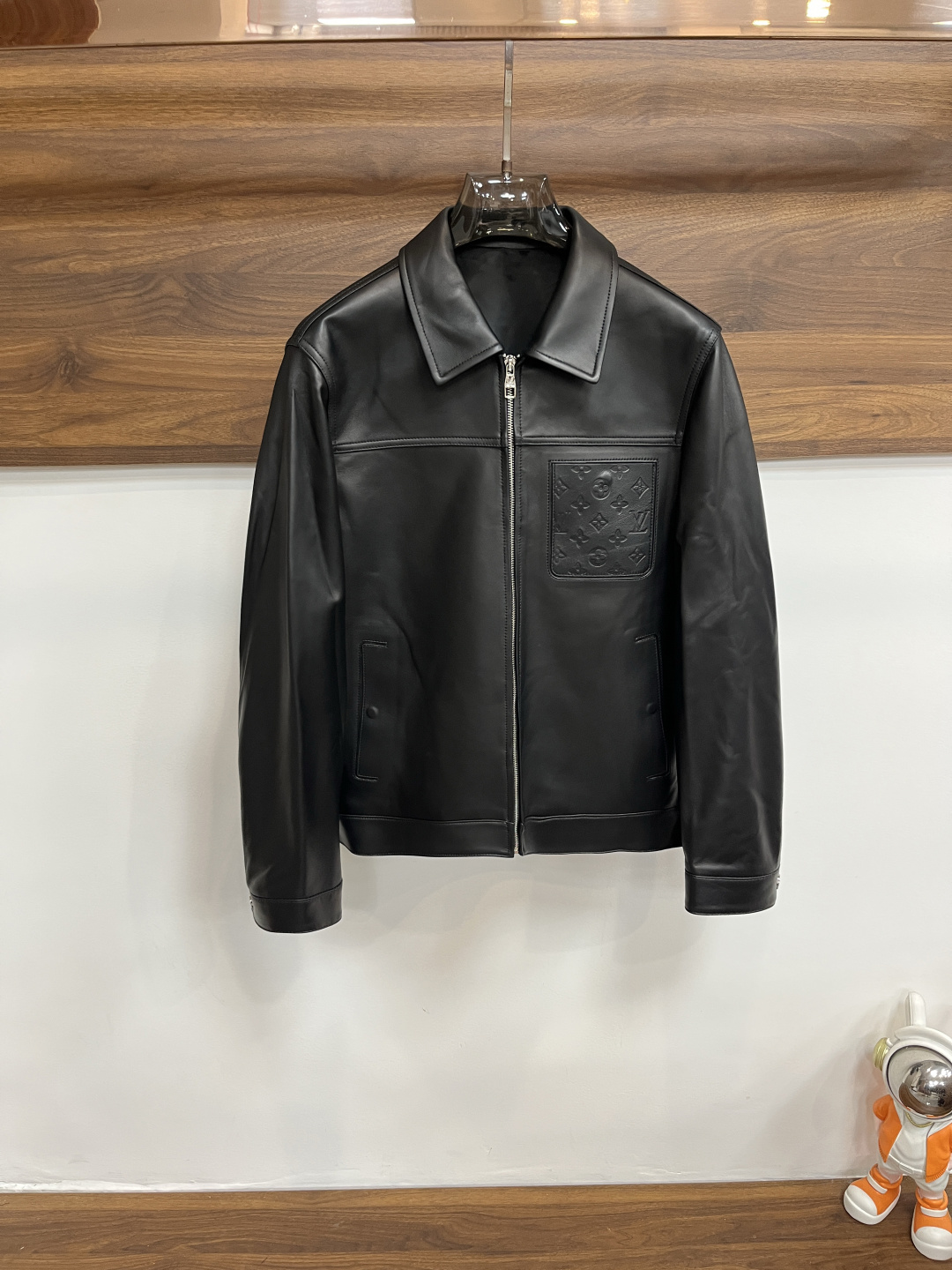 NO:655539,The main recommendation is LV ss early autumn new release of donkey brand lapel leather jacket, autumn hot sheep leather jacket, letter logo embossed design, wearing it makes you feel comfortable and slim, lazy and casual, combined with clean and simple colors, it is particularly attractive and suitable for daily wear~ We are launching embellished light luxury items!  Sizes M-3XL, complete with three standards, shipped next day, color black, H new model debut,,louis vuitton,louis vuitton,jackets & coats,jackets & coats,sheepskin,alexander wang19860909主推 LV ss早秋新款发布驴牌翻领真皮夹克外套,秋季爆款绵羊皮外套,字母logo压花设计,穿上就是舒适自在又显瘦的存在,慵懒而随性,结合干净简单的色系就特别耐看,适合日常穿着~倾情推出缀饰轻奢单品！ 尺码M-3XL 三标齐全 隔天出货 颜色黑色 H新款首发,,louis vuitton,louis vuitton,jackets & coats,jackets & coats,sheepskin,alexander wang,Men's clothing