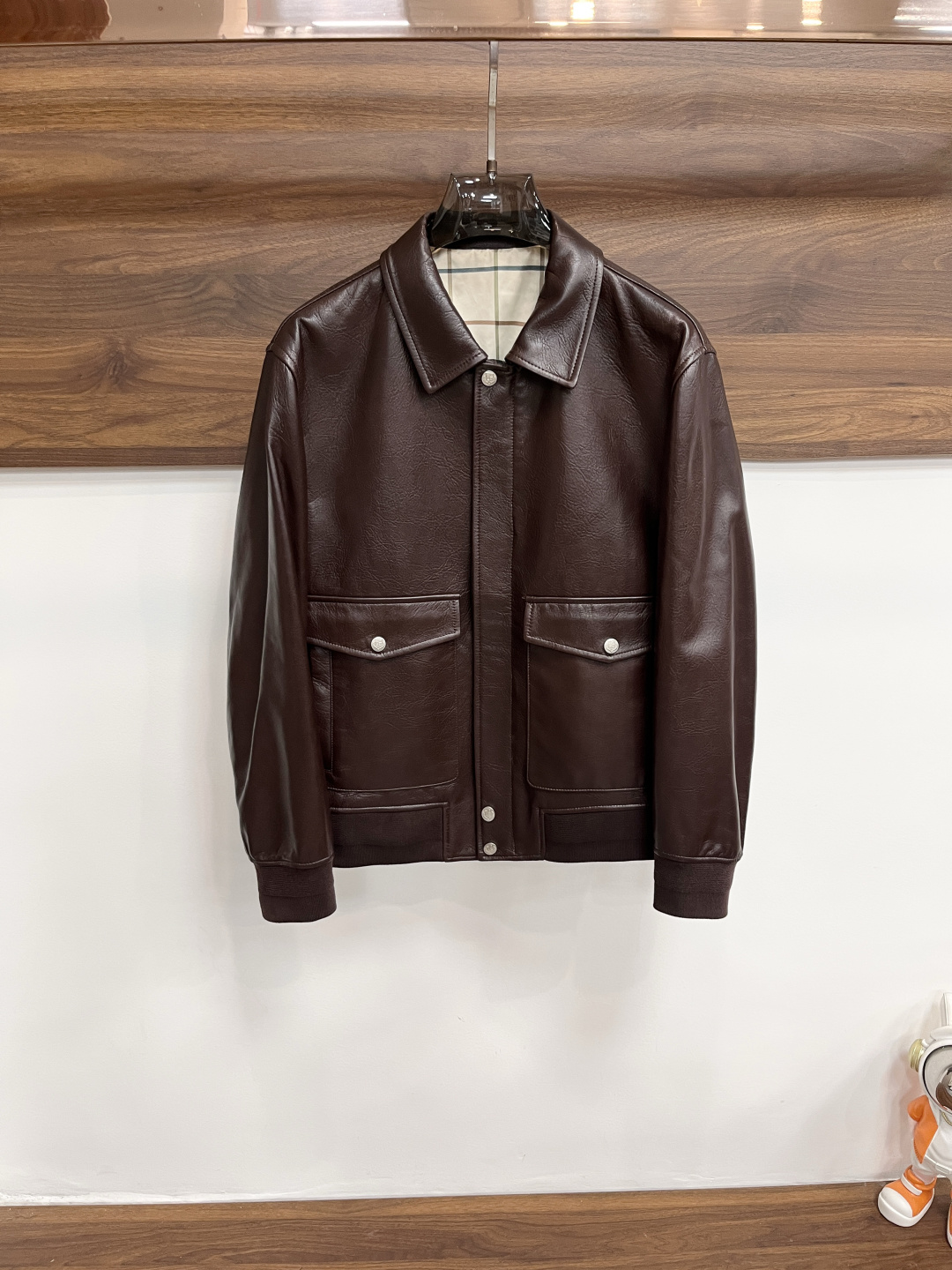 NO:655544,The main recommendation is LP 1925ss early autumn new release LP lapel leather jacket, autumn popular sheepskin jacket, letter logo embossed design, wearing it makes you feel comfortable and slim, lazy and casual, combined with clean and simple colors, it is particularly attractive and suitable for daily wear~ We are launching embellished light luxury items!  Sizes M-3XL, complete with three standards, shipped next day, color burgundy, new H first release,,loro piana,jackets & coats,jackets & coats,sheepskin,alexander wang19860909主推 LP 1925ss早秋新款发布LP翻领真皮夹克外套,秋季爆款绵羊皮外套,字母logo压花设计,穿上就是舒适自在又显瘦的存在,慵懒而随性,结合干净简单的色系就特别耐看,适合日常穿着~倾情推出缀饰轻奢单品！ 尺码M-3XL 三标齐全 隔天出货 颜色酒红 H新款首发,,loro piana,jackets & coats,jackets & coats,sheepskin,alexander wang,Men's clothing