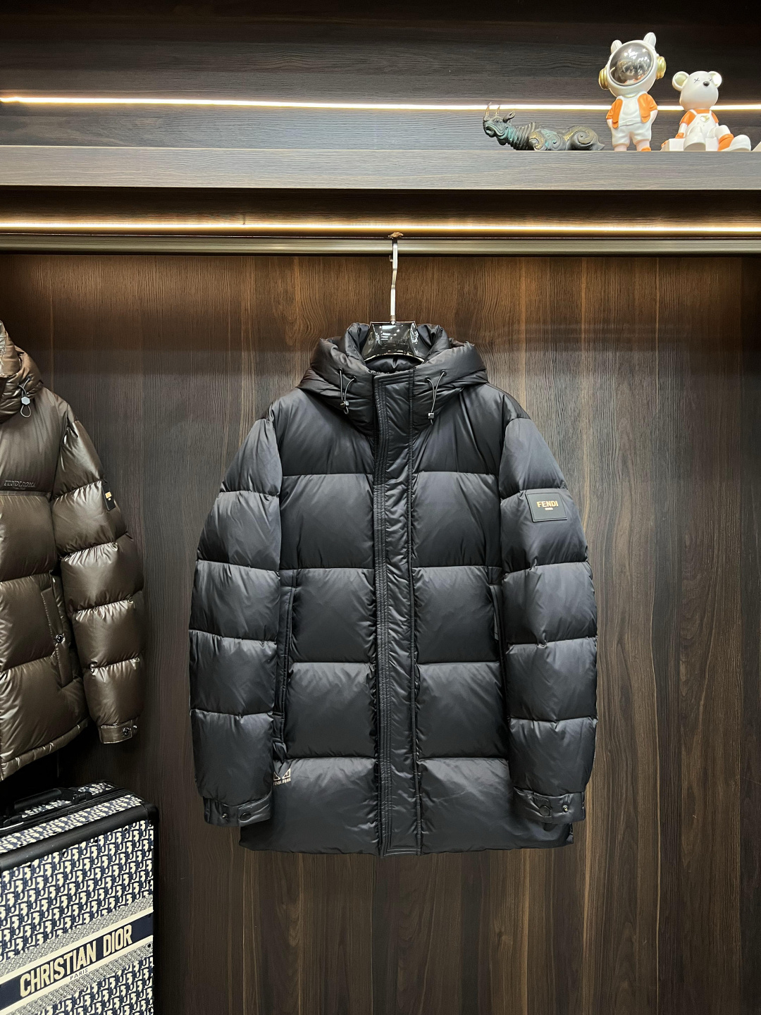 NO:538344,The latest fashion designer down jacket Fendi 2025 is the latest fashion designer down jacket Fendi hooded down jacket, top mid-length light luxury down jacket in winter, classic logo down jacket on the upper arm, 90# white goose down filling, details everywhere show the high-end structural tailoring design changes to show the diverse image changes of men, slim and neat, tailoring, meet the popular multi-layered outfits nowadays, and versatile styles of life!  Color black code number M-3XL H2025 new model first release, fendi, jackets & coats, down jacket, hats, alexander wang19860909主推羽绒 Fendi 2025最新款时尚设计师款羽绒外套Fendi连帽羽绒服,冬季顶级中长款轻奢羽绒服,上臂经典logo爆款羽绒服,90#白鹅绒填充,处处细节显工艺足够的高级结构性剪裁的设计改变来展现男士多样的形象变化,修身利落、剪裁合体,满足时下正流行的多层次穿搭,生活百搭款式！ 颜色黑色 码数M-3XL H2025新款首发,,fendi,jackets & coats,down jacket,hats,alexander wang,Men's clothing