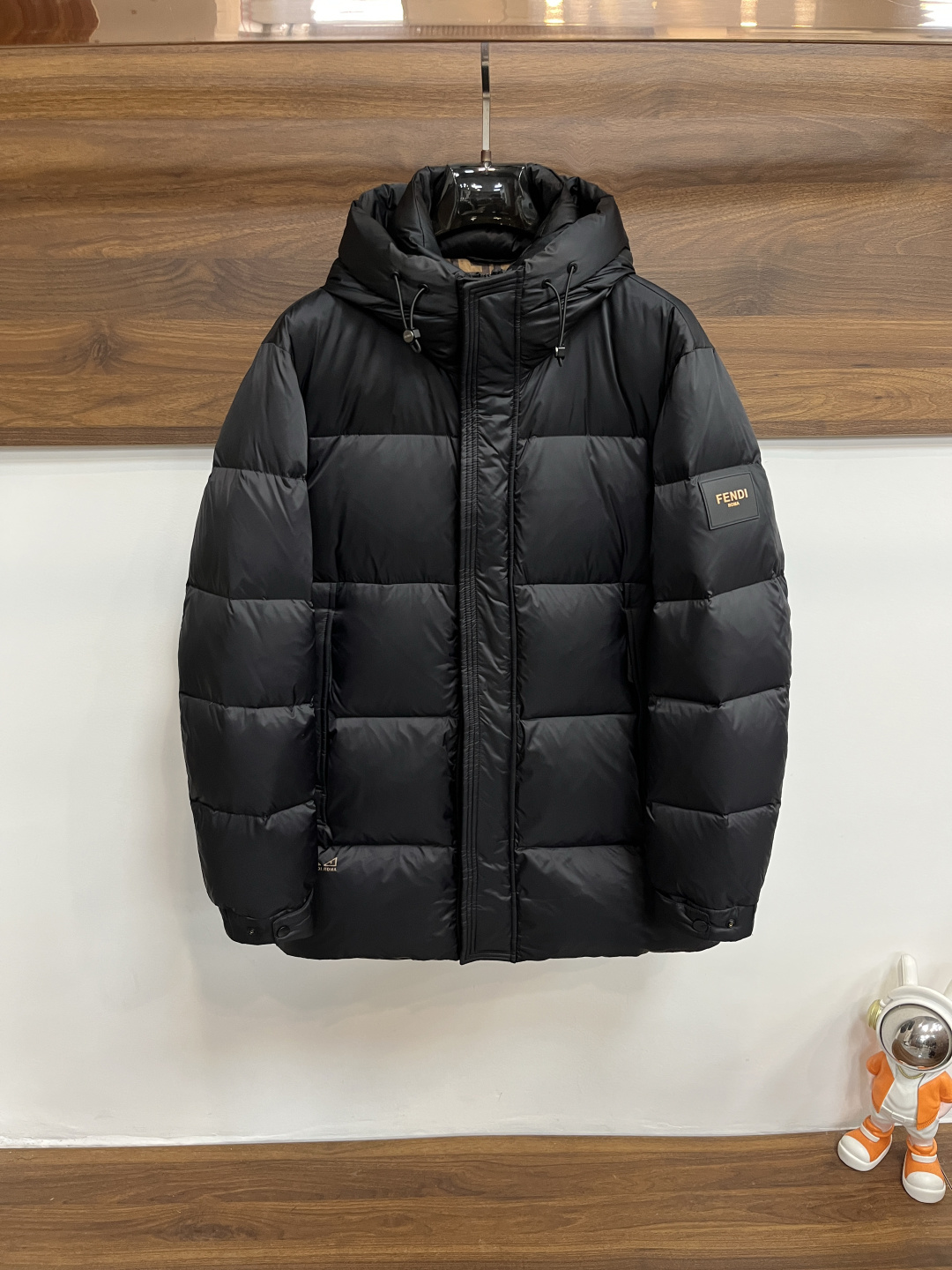 NO:541311,The latest fashion designer down jacket Fendi hooded down jacket, top mid-length light luxury down jacket in winter, classic logo down jacket for upper arm, 90# white goose down filling, details everywhere show the high-end structural tailoring design changes to show the diverse image changes of men, slim and neat, tailoring, meet the popular multi-layered outfits nowadays, and versatile styles of life!  Color black code number M-3XL H new model first release, fendi, jackets & coats, down jacket, hats, alexander wang19860909主推羽绒 Fendi 最新款时尚设计师款羽绒外套Fendi连帽羽绒服,冬季顶级中长款轻奢羽绒服,上臂经典logo爆款羽绒服,90#白鹅绒填充,处处细节显工艺足够的高级结构性剪裁的设计改变来展现男士多样的形象变化,修身利落、剪裁合体,满足时下正流行的多层次穿搭,生活百搭款式！ 颜色黑色 码数M-3XL H新款首发,,fendi,jackets & coats,down jacket,hats,alexander wang,Men's clothing