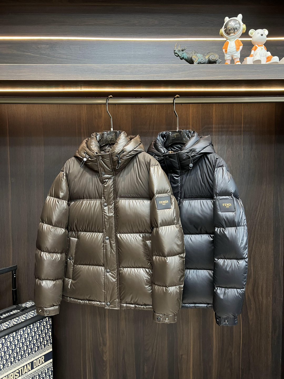 NO:538346,The latest fashion designer down jacket Fendi 2025 is the latest fashion designer down jacket, Fendi hooded down jacket, the top-notch light luxury down jacket in winter, the classic logo of the upper arm down jacket, 90# white goose down filling, the details show the craftsmanship and the design changes of high-end structural tailoring to show the diverse image changes of men, slim and neat, tailoring, meet the popular multi-layered outfits nowadays, and the versatile style of life!  Color black military green Number M-3XL H2025 new model first release, fendi, jackets & coats, down jacket, hats, alexander wang19860909主推羽绒 Fendi 2025最新款时尚设计师款羽绒外套Fendi连帽羽绒服,冬季顶级爆款款轻奢羽绒服,上臂经典logo爆款羽绒服,90#白鹅绒填充,处处细节显工艺足够的高级结构性剪裁的设计改变来展现男士多样的形象变化,修身利落、剪裁合体,满足时下正流行的多层次穿搭,生活百搭款式！ 颜色黑色 军绿色 码数M-3XL H2025新款首发,,fendi,jackets & coats,down jacket,hats,alexander wang,Men's clothing