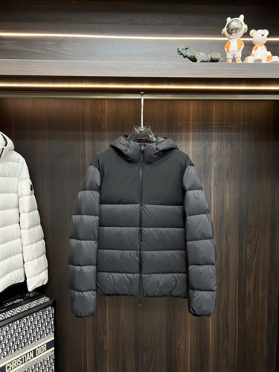 NO:538348,The latest fashion designer down jacket 2025 is the latest fashion designer down jacket, cover-mouthed down jacket, top-notch light luxury down jacket in winter, classic letter logo on the chest, 90# white goose down filling, details everywhere show the craftsmanship enough high-level structural tailoring design changes to show the diverse image changes of men, slim and neat, tailoring, meet the popular multi-layered outfits nowadays, and versatile styles of life!  Color black, code number 1-5, new H2025 model first release, Moncler, jackets & coats, down jacket, hats, alexander wang19860909主推羽绒 Moncler 2025最新款时尚设计师款羽绒外套蒙口连帽羽绒服,冬季顶级爆款款轻奢羽绒服,胸前经典字母logo爆款羽绒服,90#白鹅绒填充,处处细节显工艺足够的高级结构性剪裁的设计改变来展现男士多样的形象变化,修身利落、剪裁合体,满足时下正流行的多层次穿搭,生活百搭款式！ 颜色黑色 码数1-5码 H2025新款首发,,Moncler,jackets & coats,down jacket,hats,alexander wang,Men's clothing